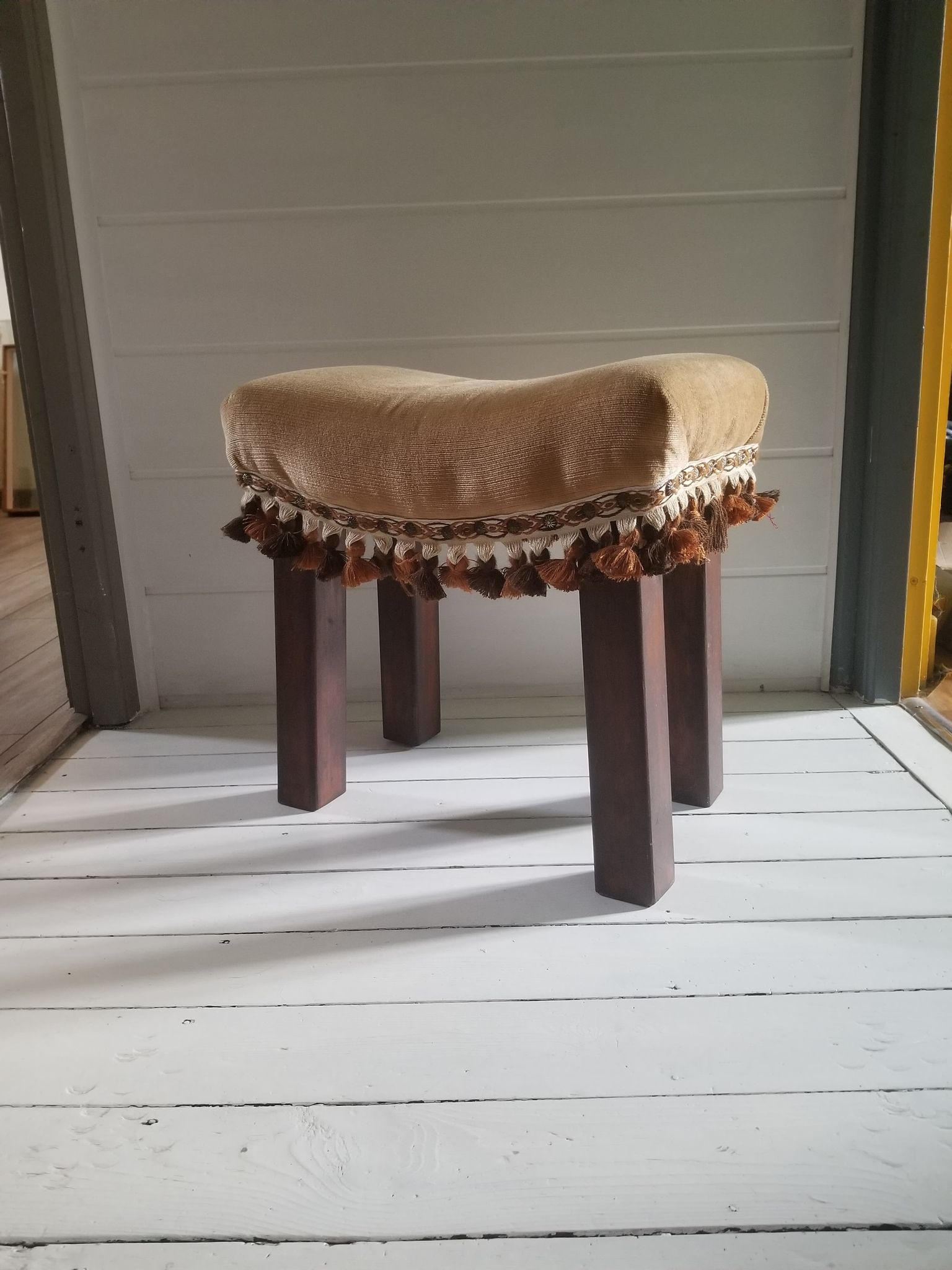 Artisanal footrest of oriental spirit