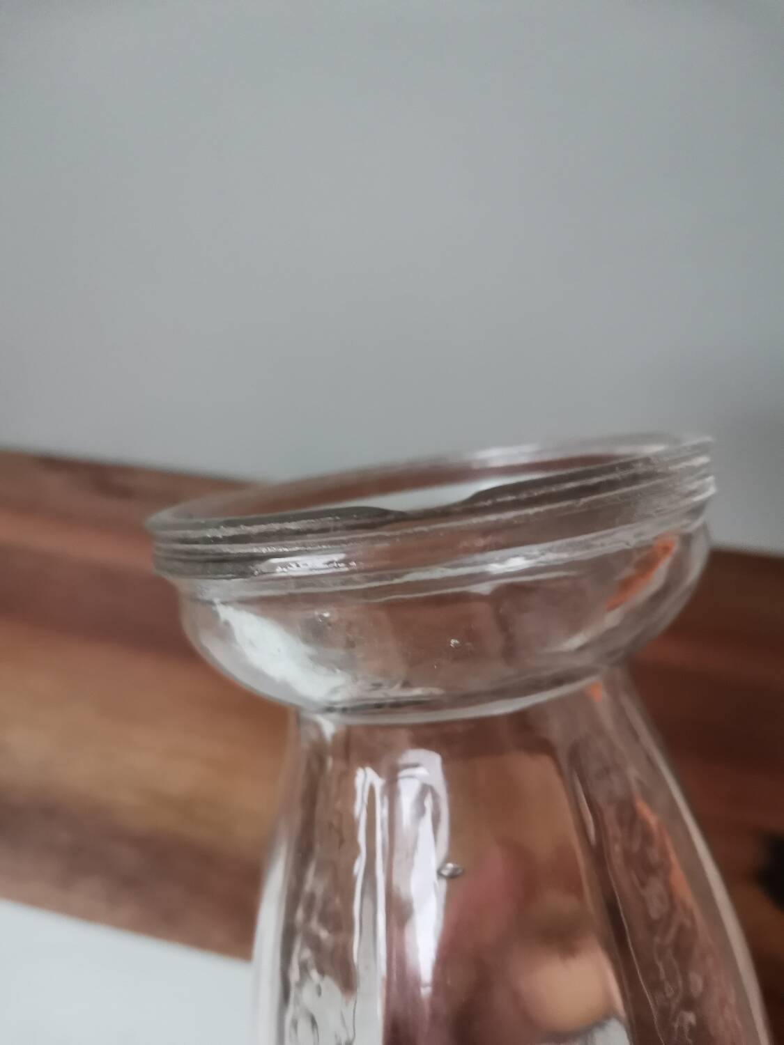 Vase à bulbe en verre moulé vintage