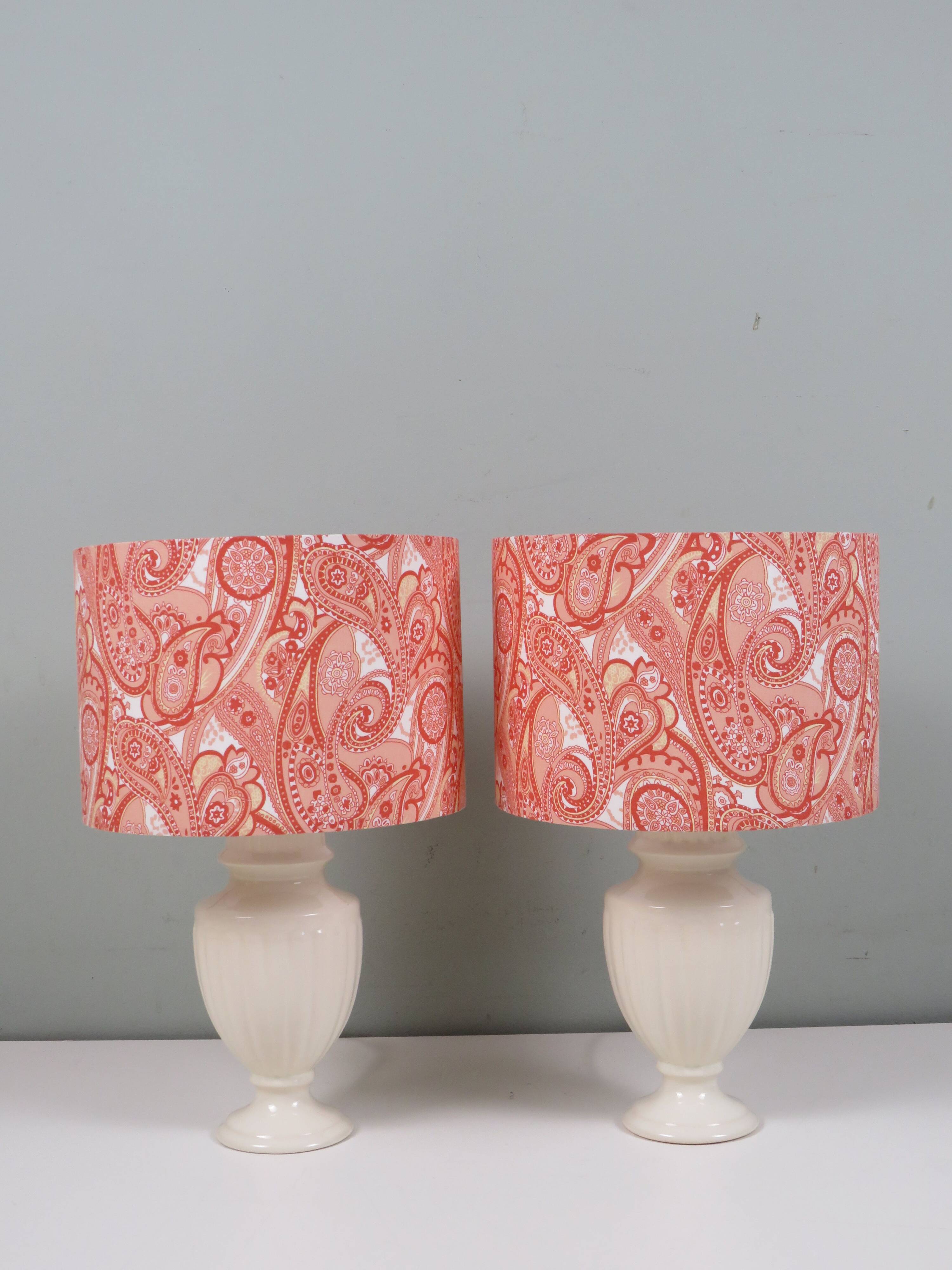 Lot de 2 lampes de chevet en céramique avec abat-jour à motif cachemire.