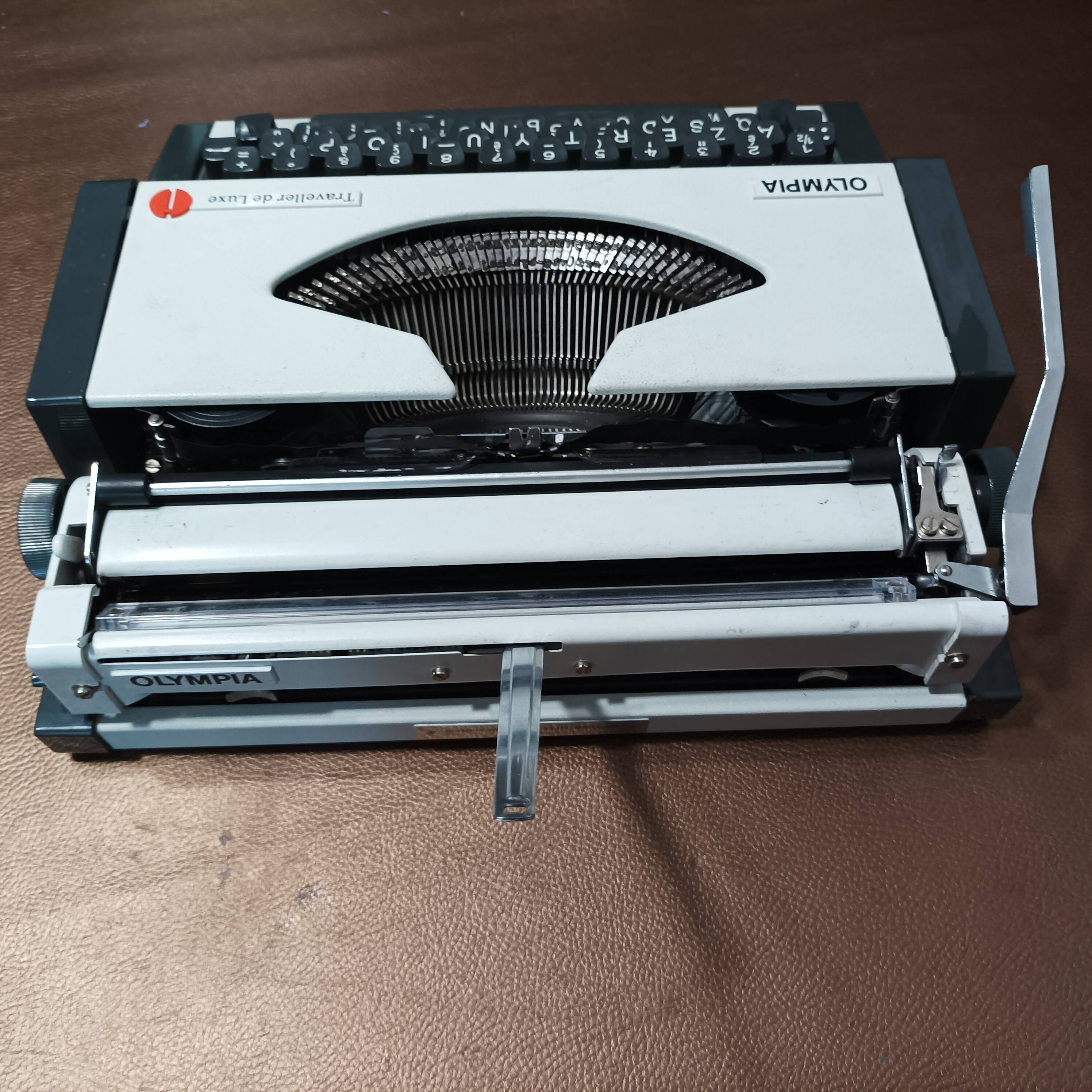 Olympia Traveller de Luxe White Typewriter