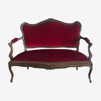 Canapé style Louis XV garni de velours rouge