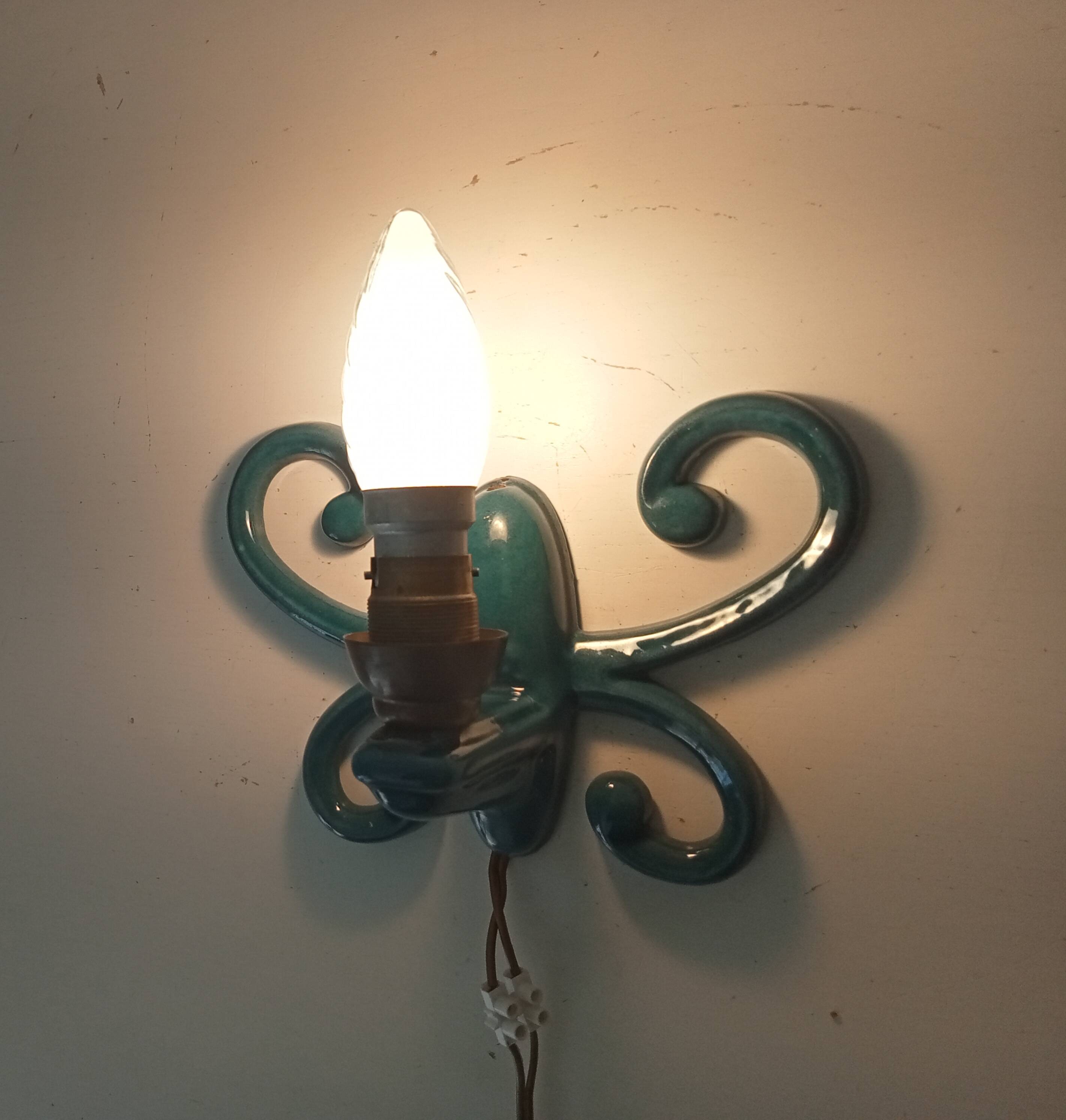 Antique wall light in enamelled cast iron.