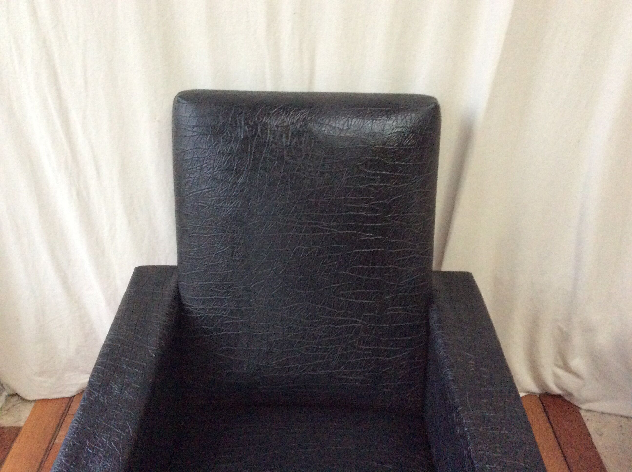 Fauteuil en Skaï noir vintage 50/60