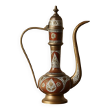 Verseuse orientale en laiton gravé – H29 cm x L22 cm x P7 cm