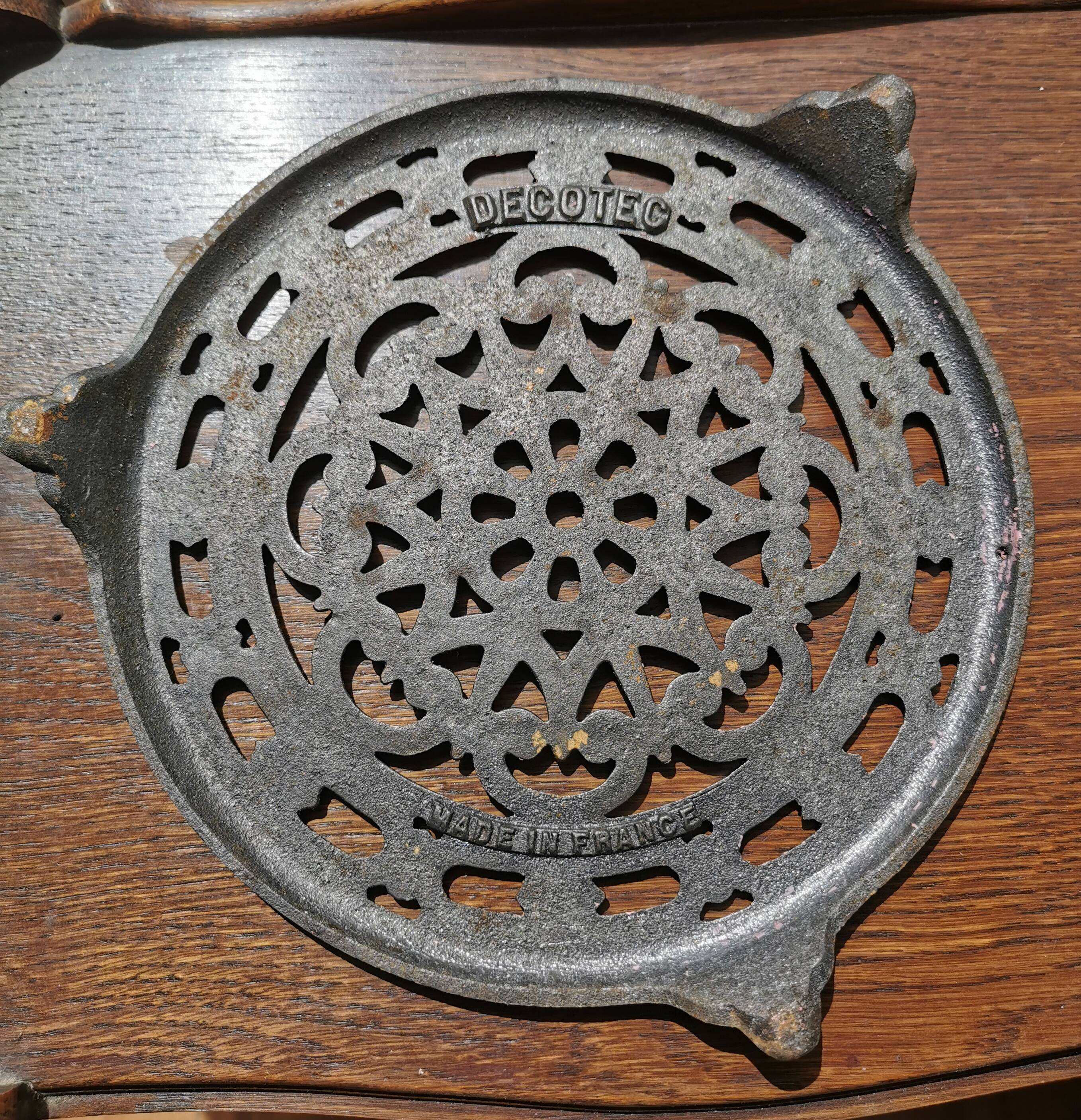 Decotec France vintage cast iron underbody