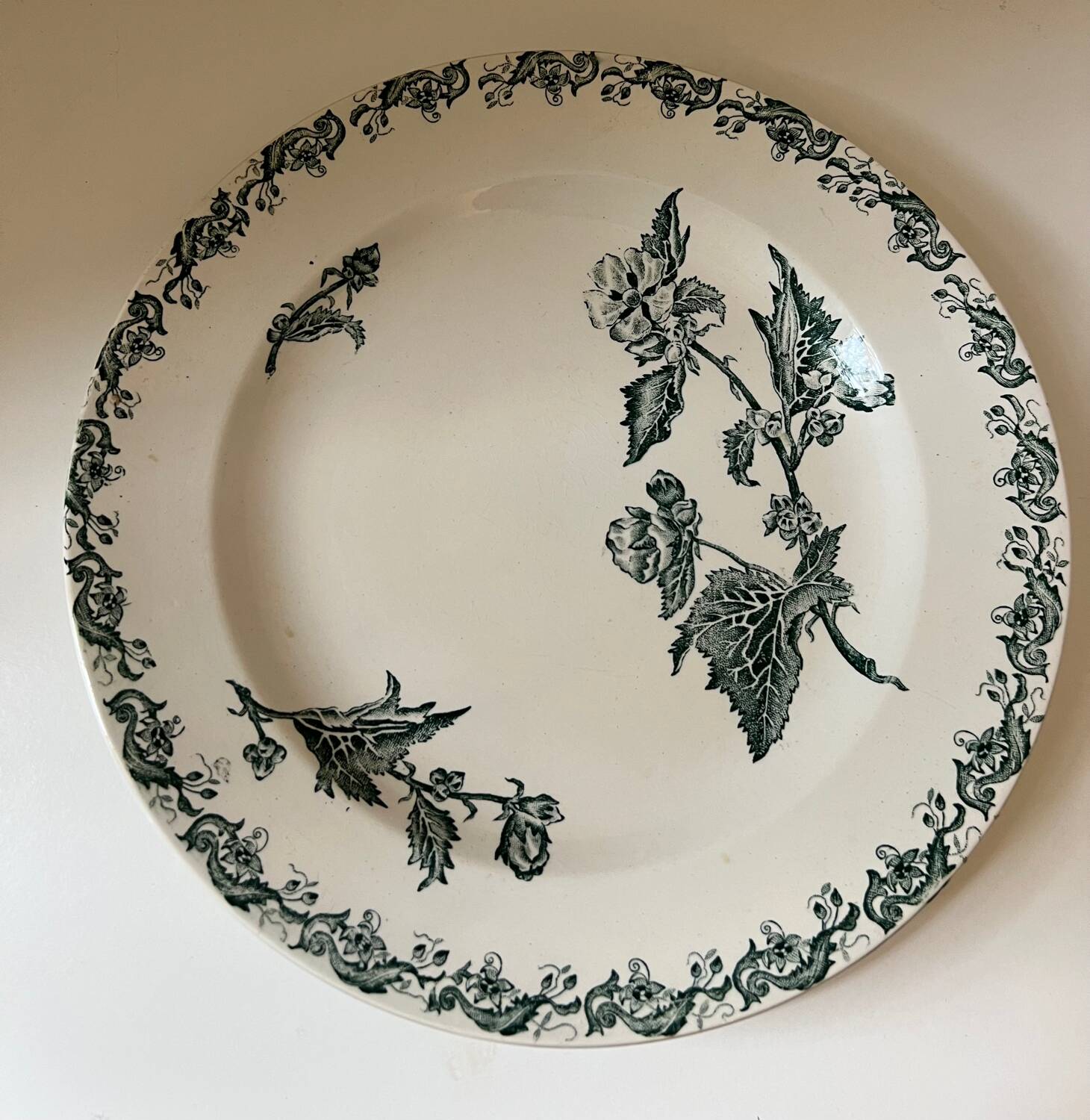 Large round serving dish Terre de Fer Richelieu St Amand