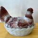 Bonbonnière poule sur son nid en opaline blanche peinte, marquée vallérysthal