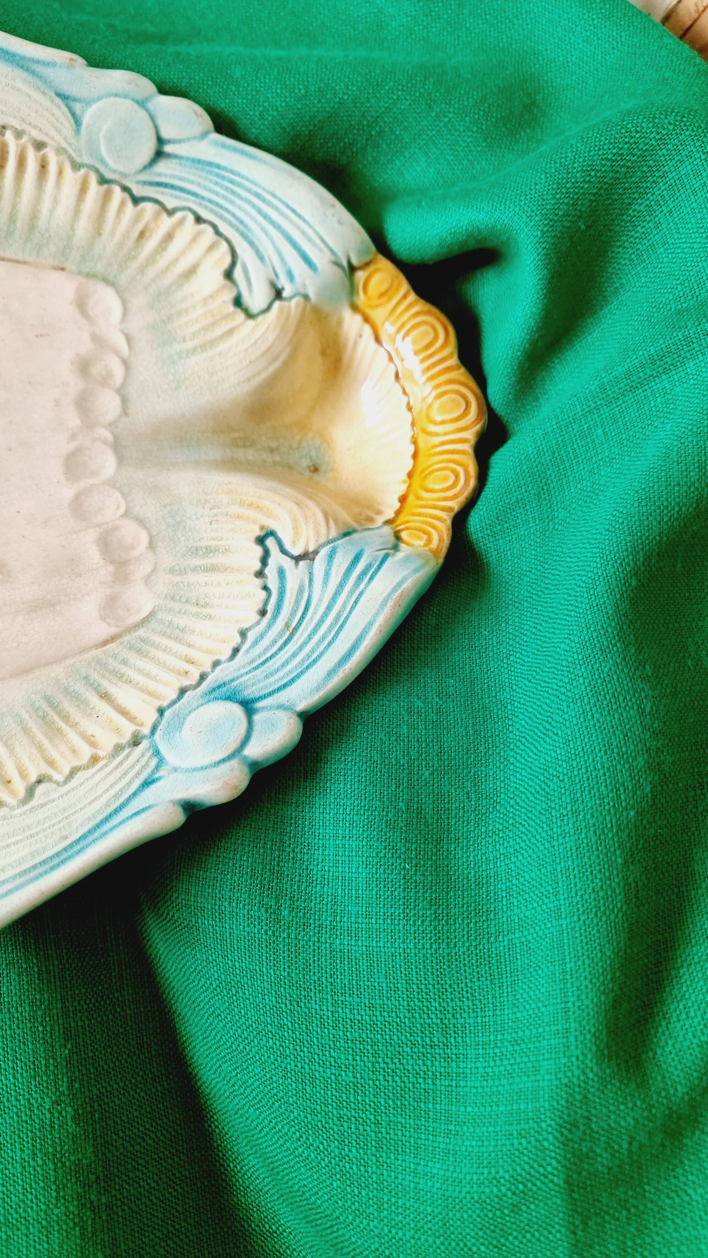 Rare and exquisite oval asparagus dish in Barbotine earthenware (majolica).