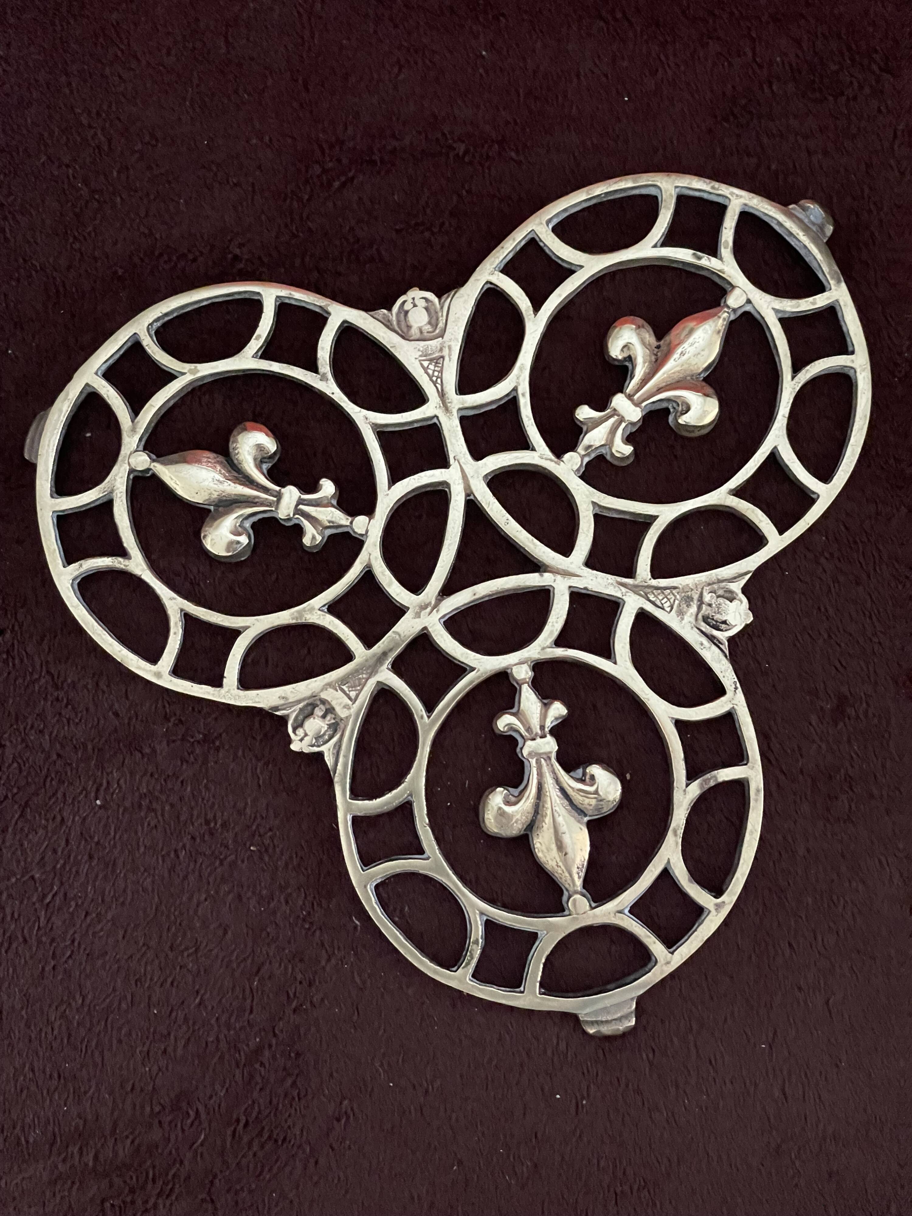 Dessous de plat à decor de Lys