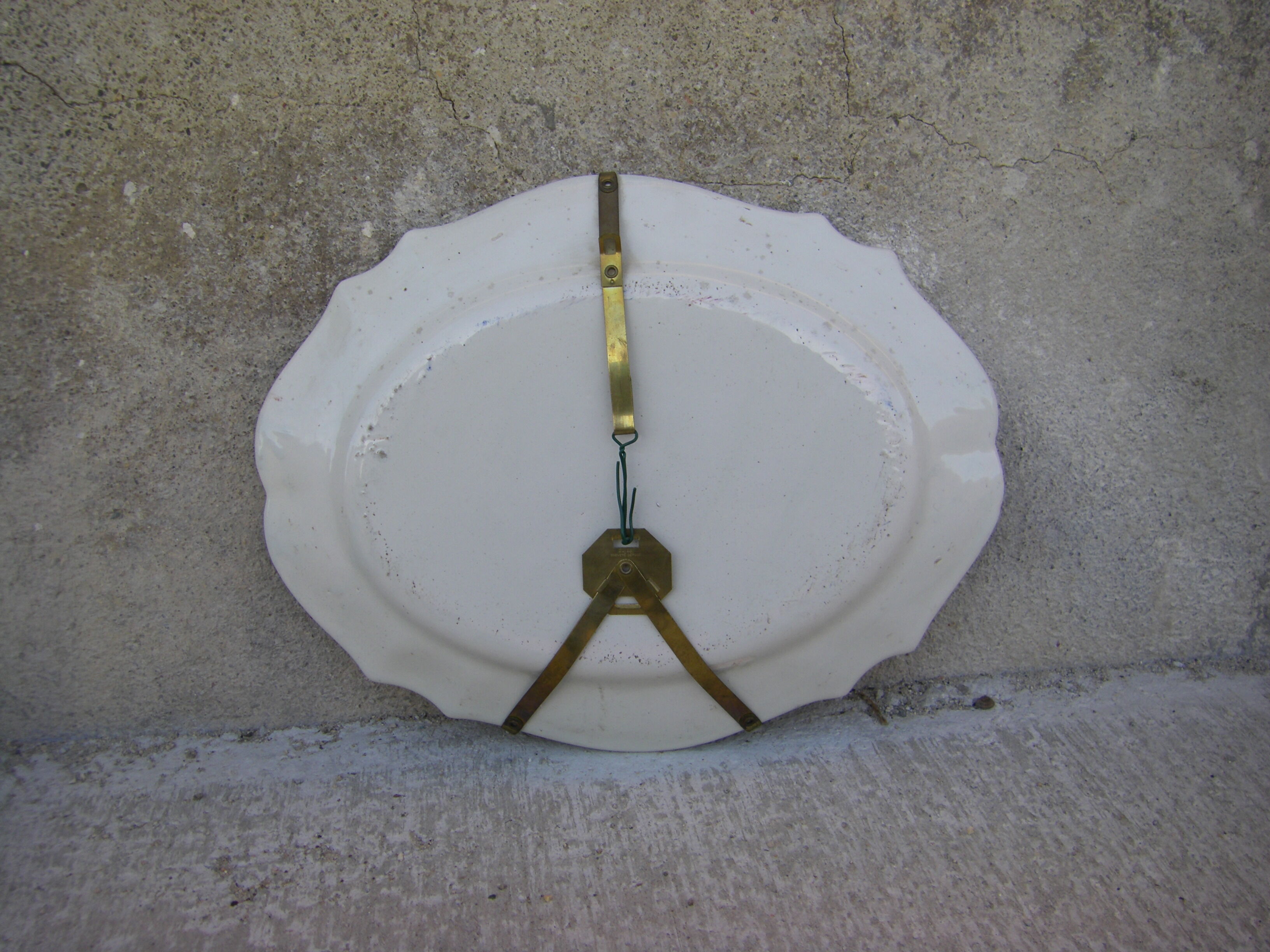 Flat with polylobed edge peacock decoration