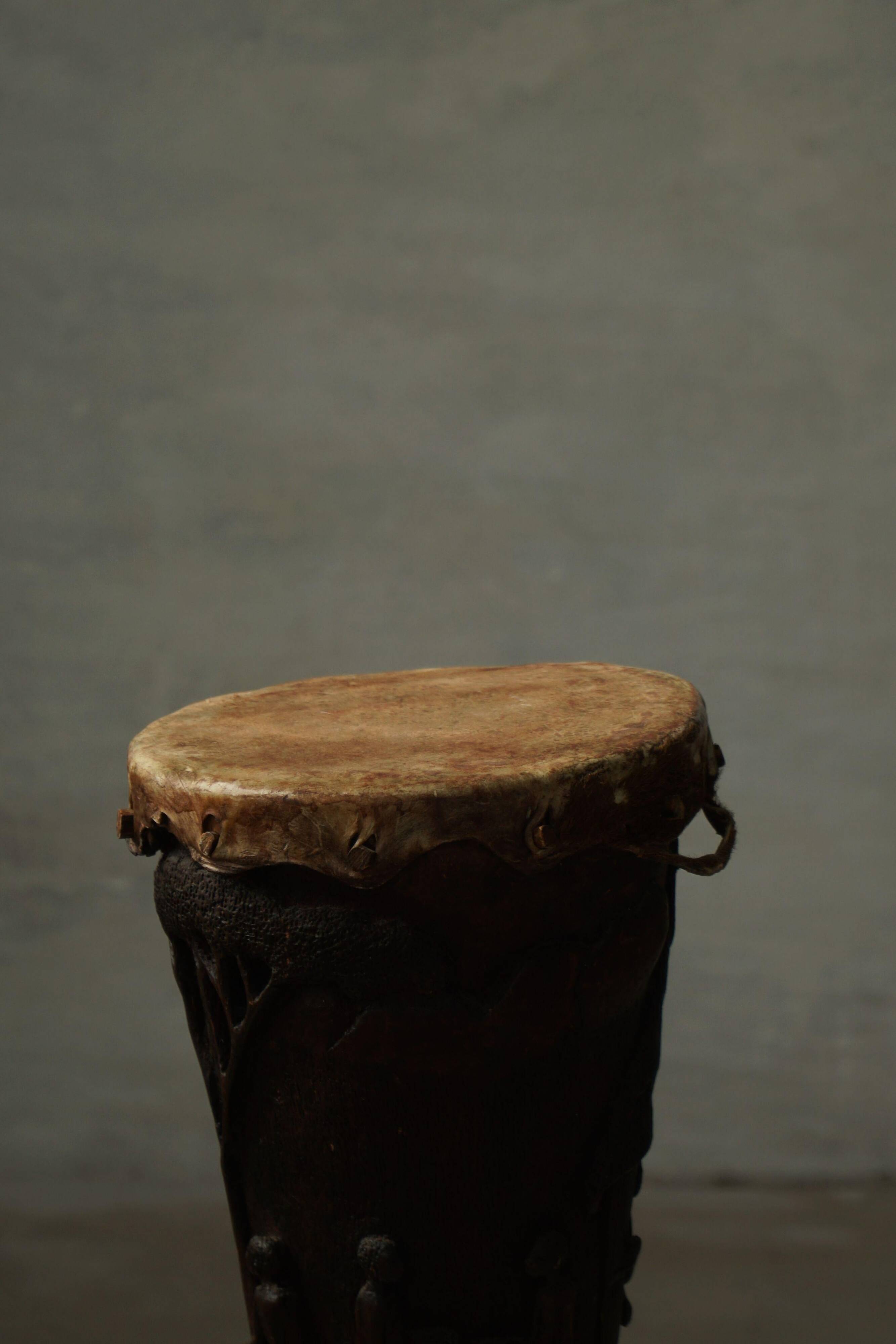 Sculpture / Organic wooden tambour, African carved, 20th century