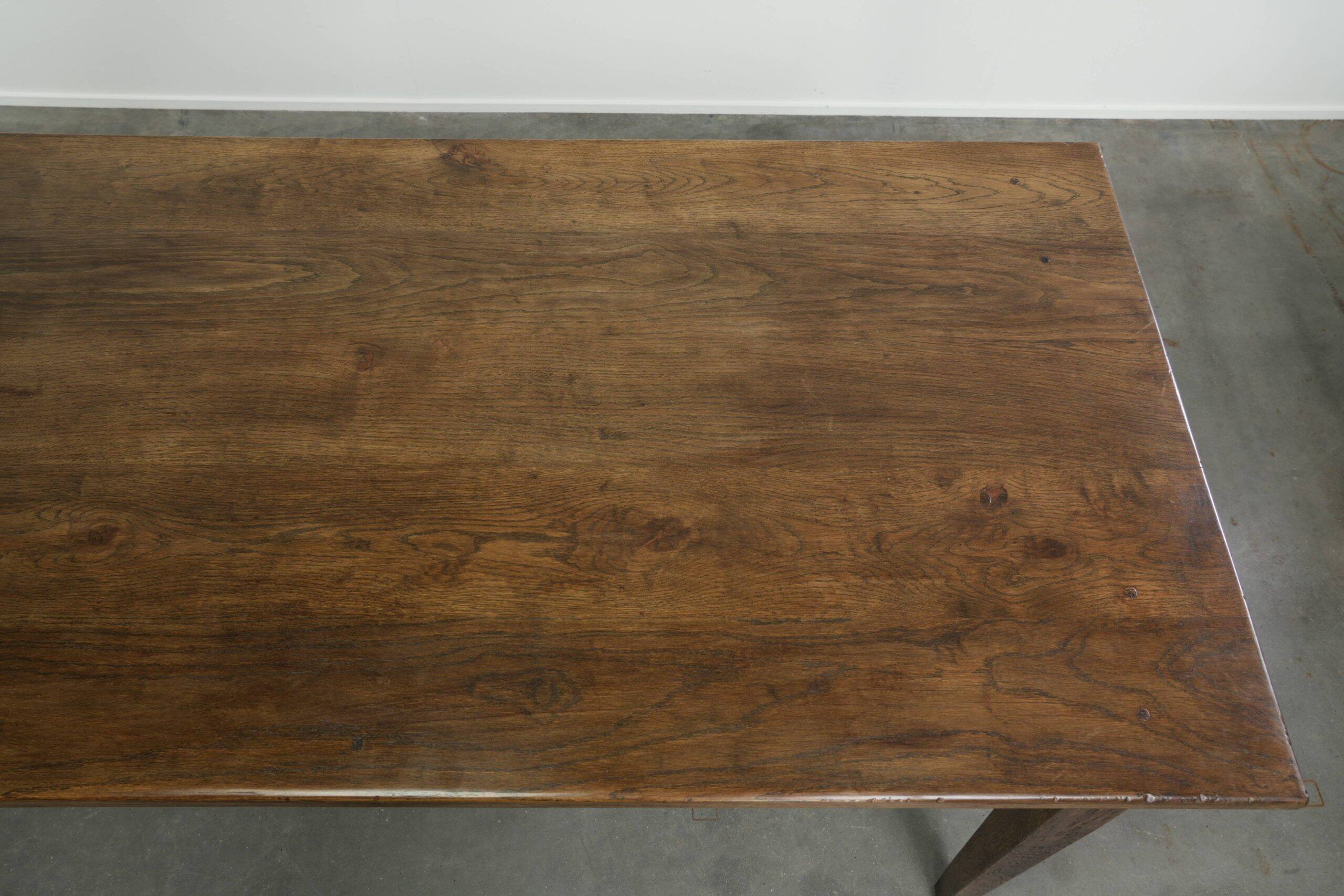 Table de ferme française du 19ème siècle en chêne avec 2 tiroirs.