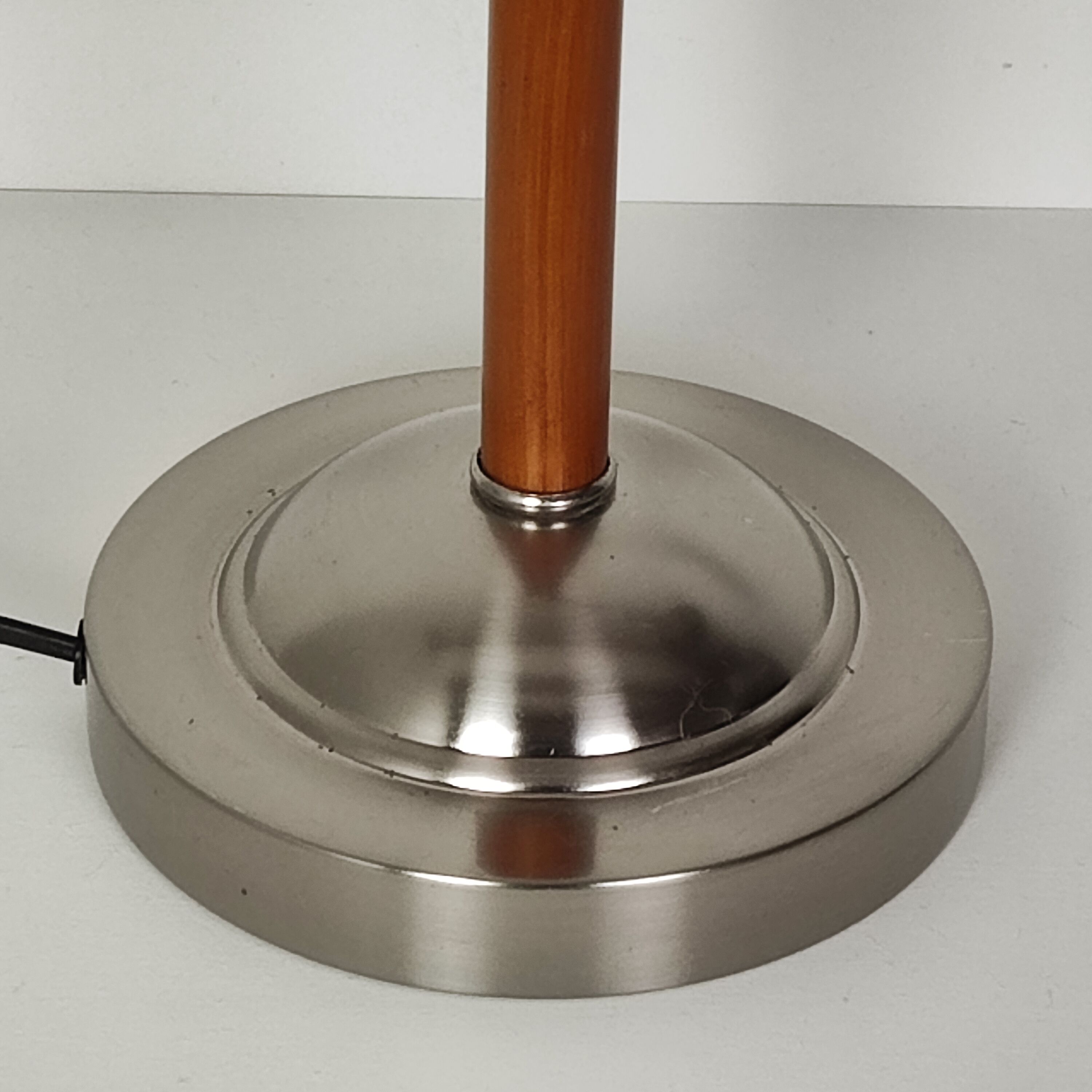 Articulated desk lamp