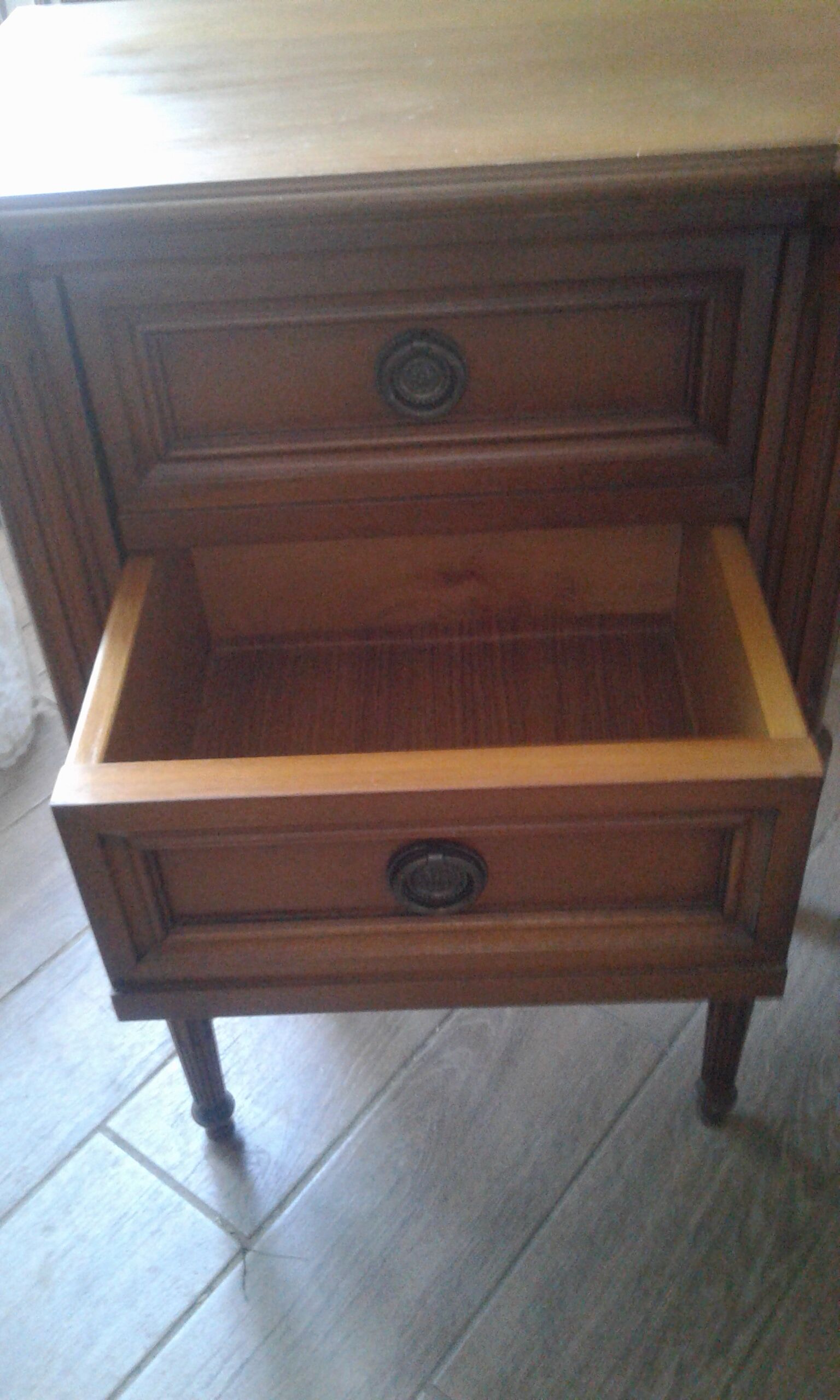 Anncian bedside table