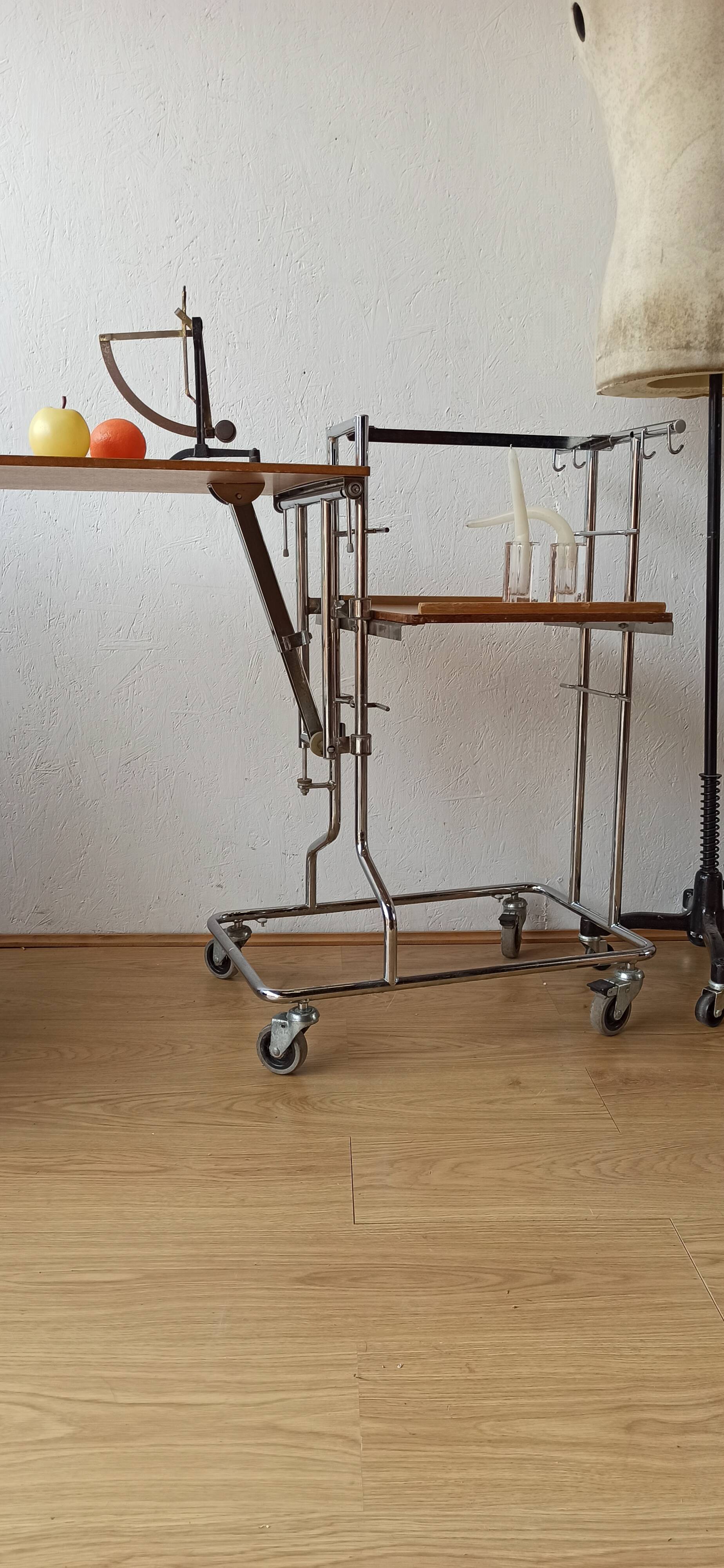 Chariot table pliante sur roulettes années 70.