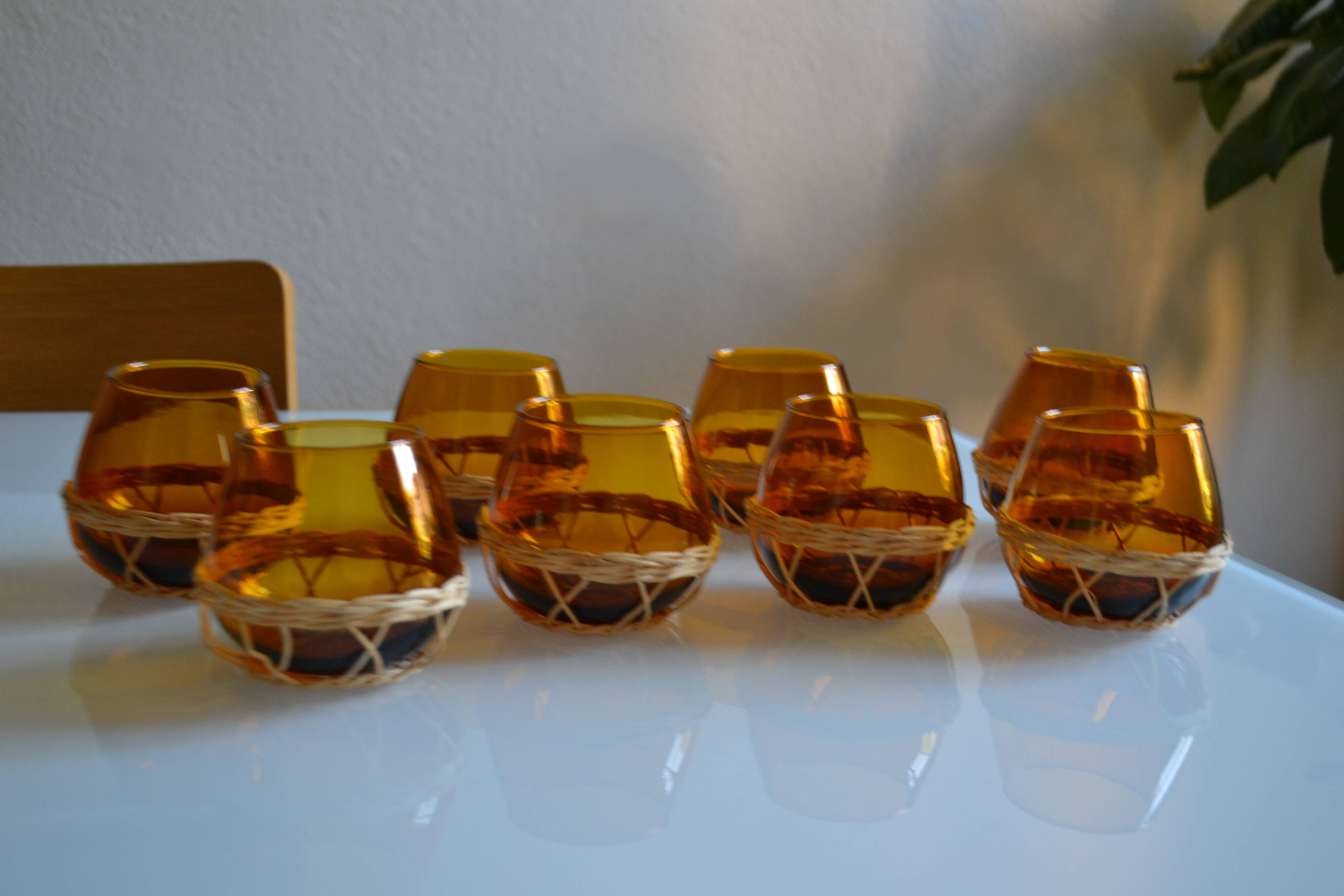 Set of 8 amber glasses & vintage rattan 1970