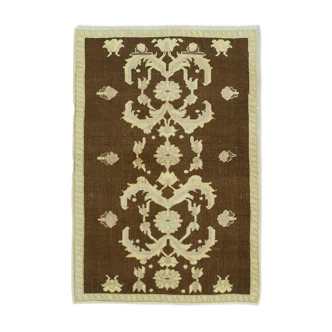 Tapis beige turc antique noué à la main 98 cm x 143 cm 1950s