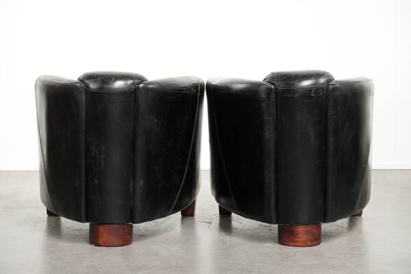 Ensemble de deux fauteuils aviateur vintage en cuir de vache noir.