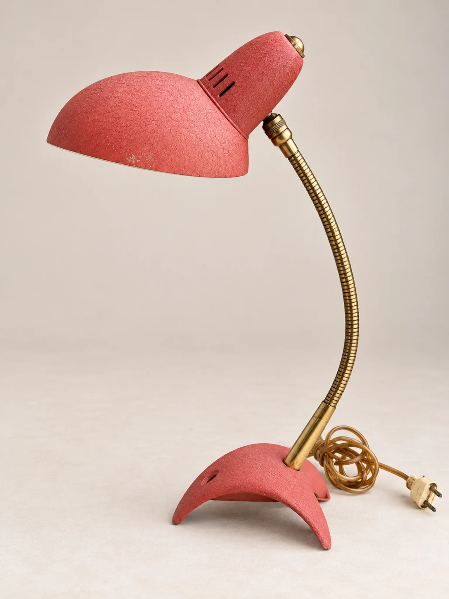 Vintage desk lamp from the 50s-60s – Coral red and brass – Tripod base