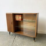 Bibliothèque vintage du milieu du siècle avec portes coulissantes en verre par Turnidg