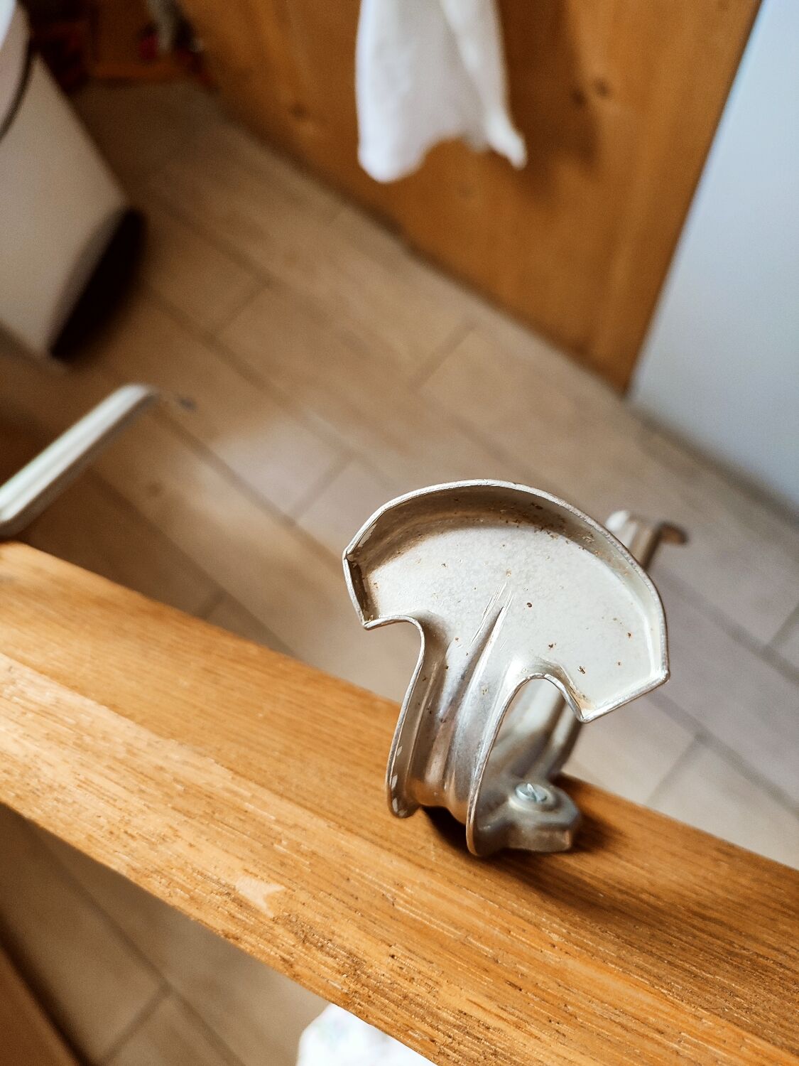 Porte manteau art déco bois et fer blanc