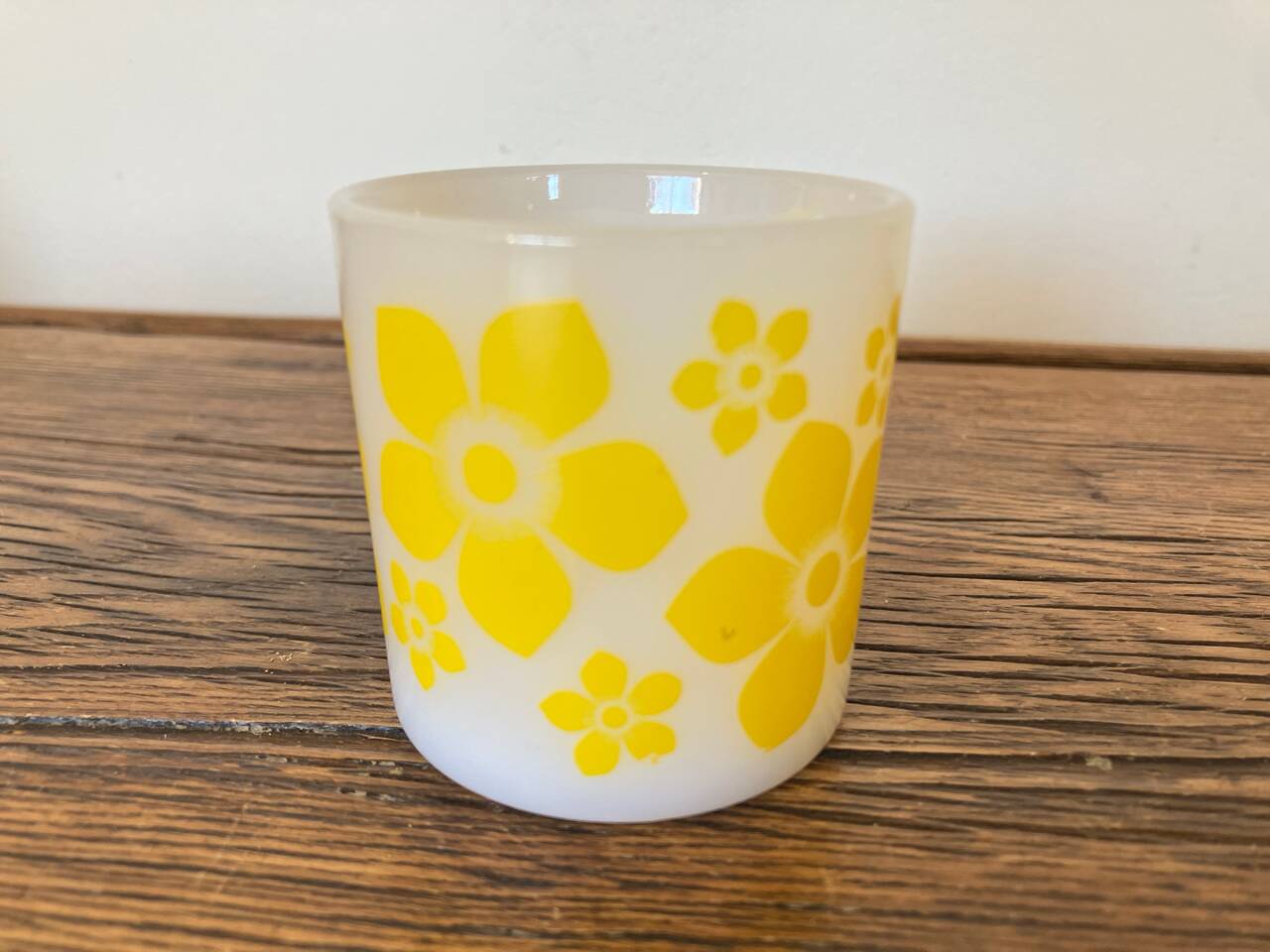 8 Arcopal flowered espresso cups, vintage 1970s