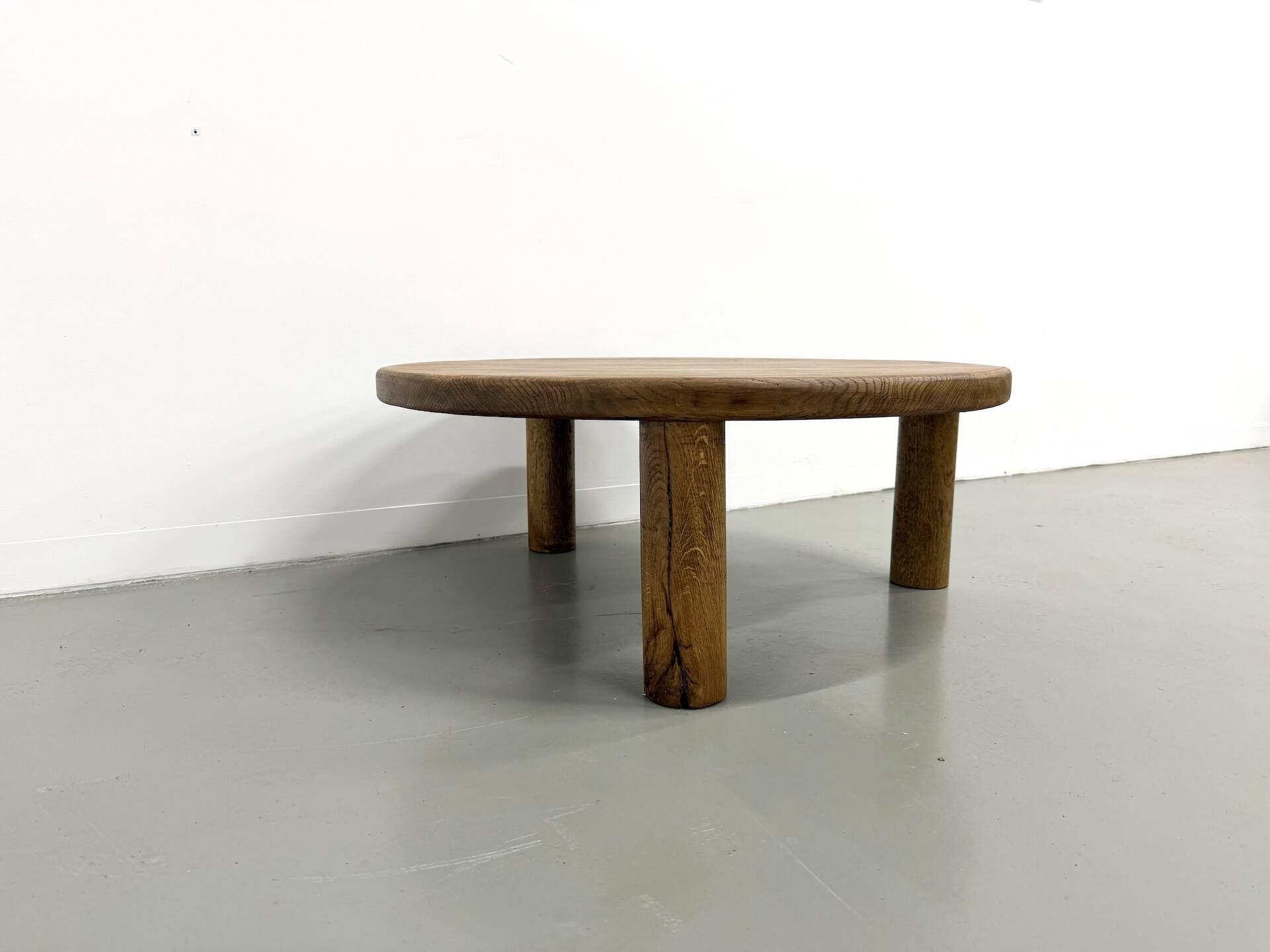 Modernist tripod coffee table in solid oak, DLG Perriand, Chapo, years.