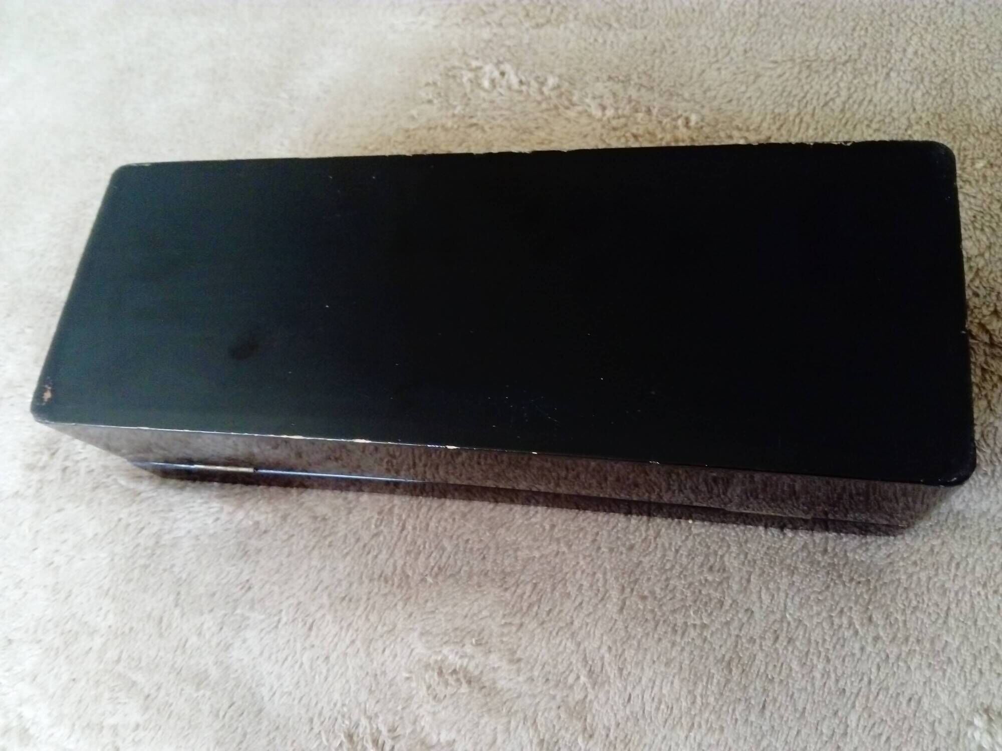 Glove box in lacquered wood decorated with a crane among bamboos. China, Japan?