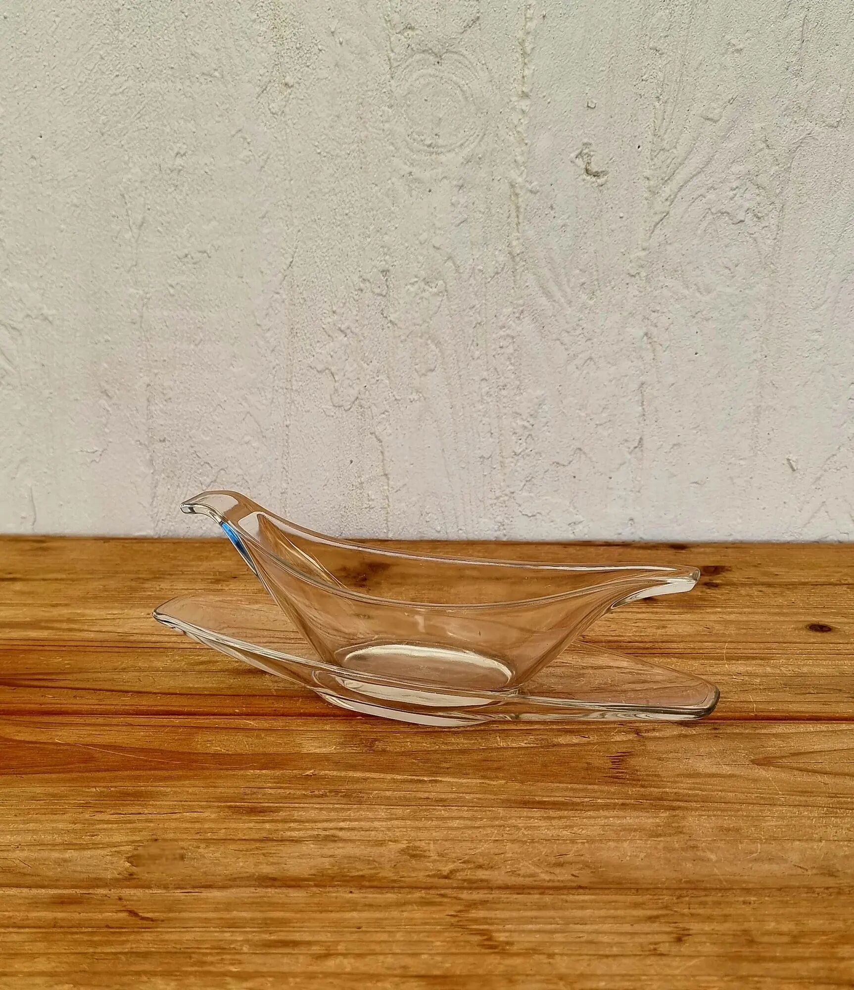 Vintage Pyrex Sedlex France sauce boat in moulded glass with a lid.