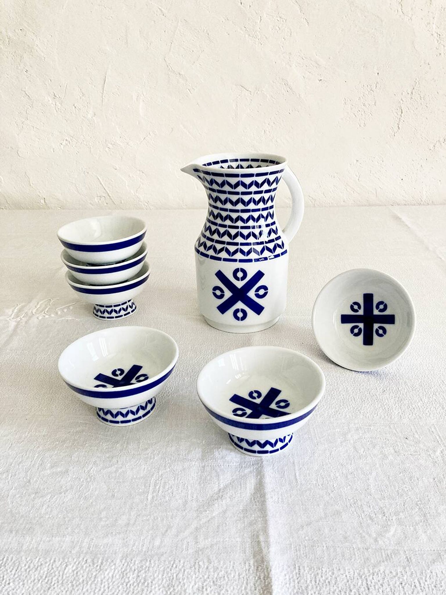 Ensemble de six coupes et pichet à vin en porcelaine Sargadelos