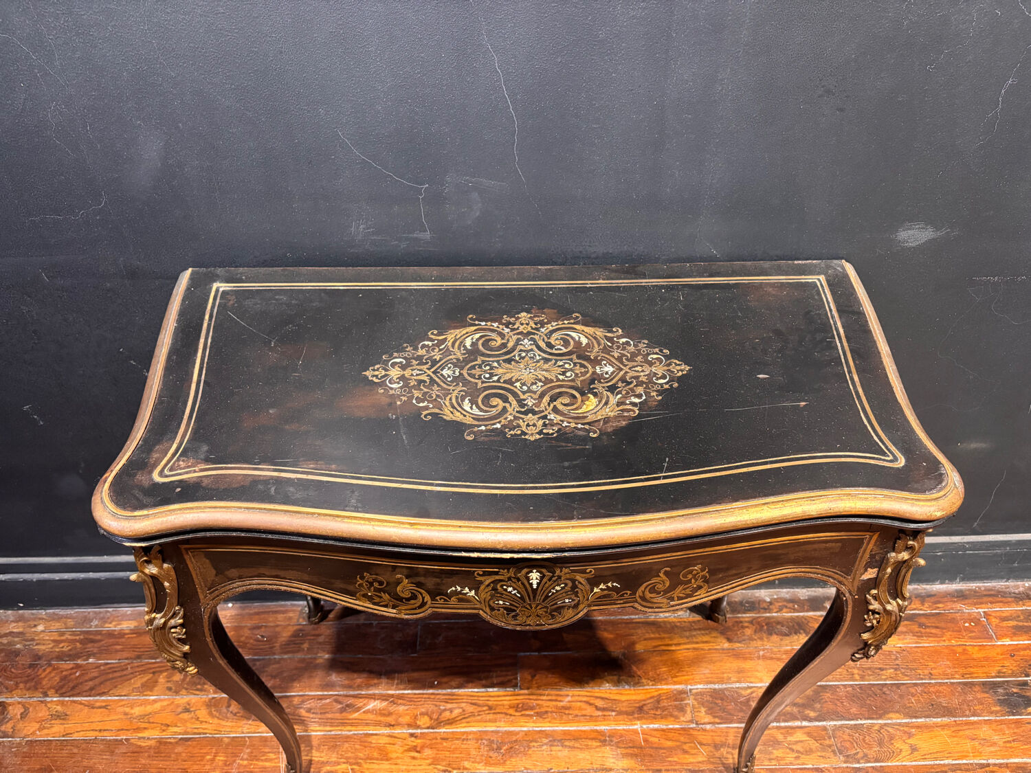 Antique wooden and brass game table – Timeless elegance