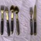 Lot de 7 couverts en bois et metal dore et ciselée, couverts pour enfants, anciens et collector