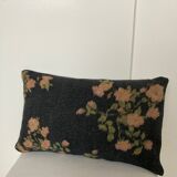 Coussin lin motif floral noir roses