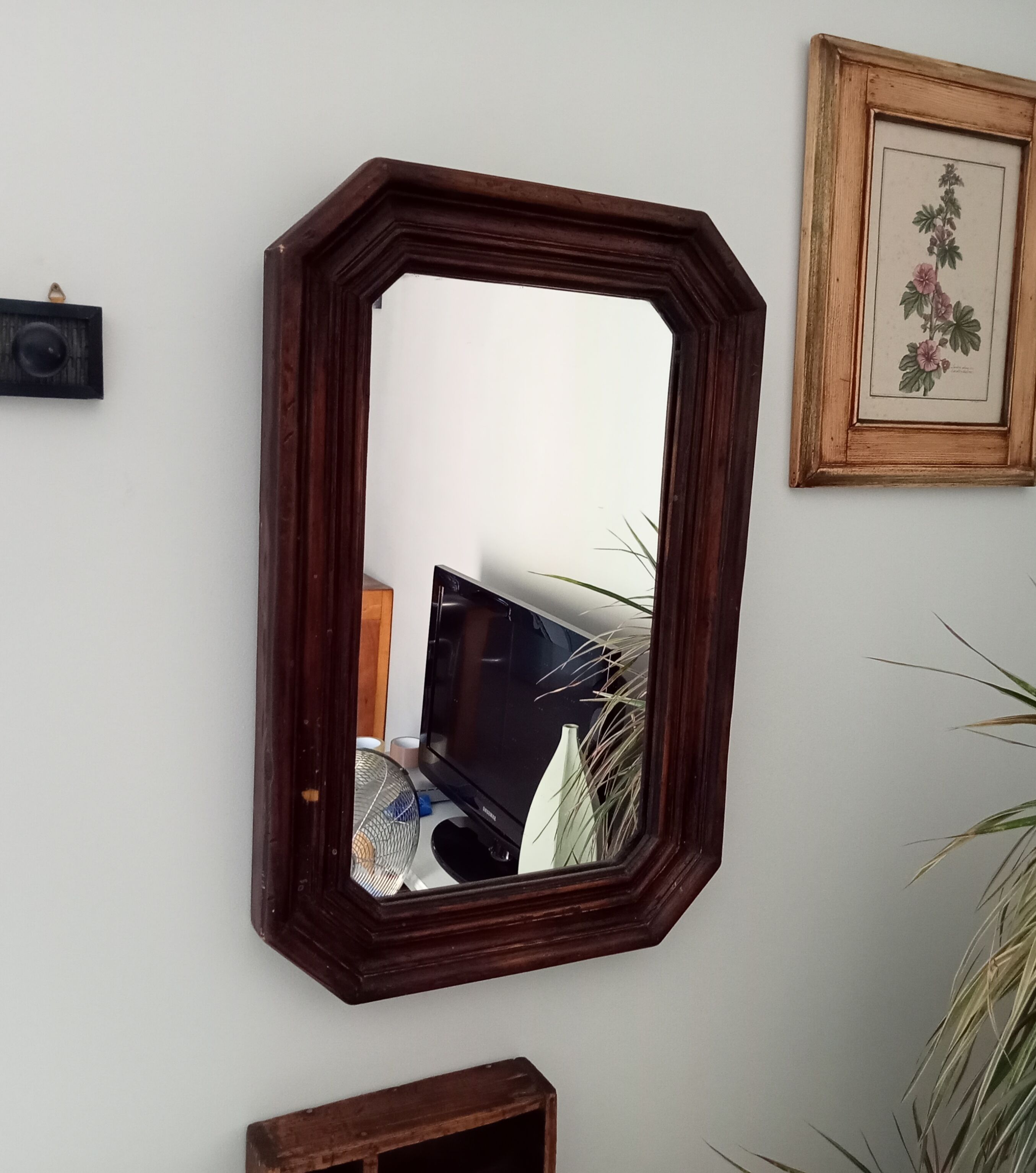 Octagonal mirror 73x48cm