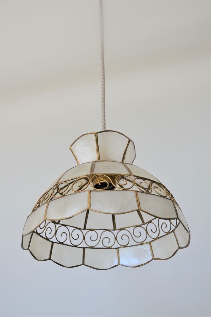 Mother-of-pearl and brass suspension