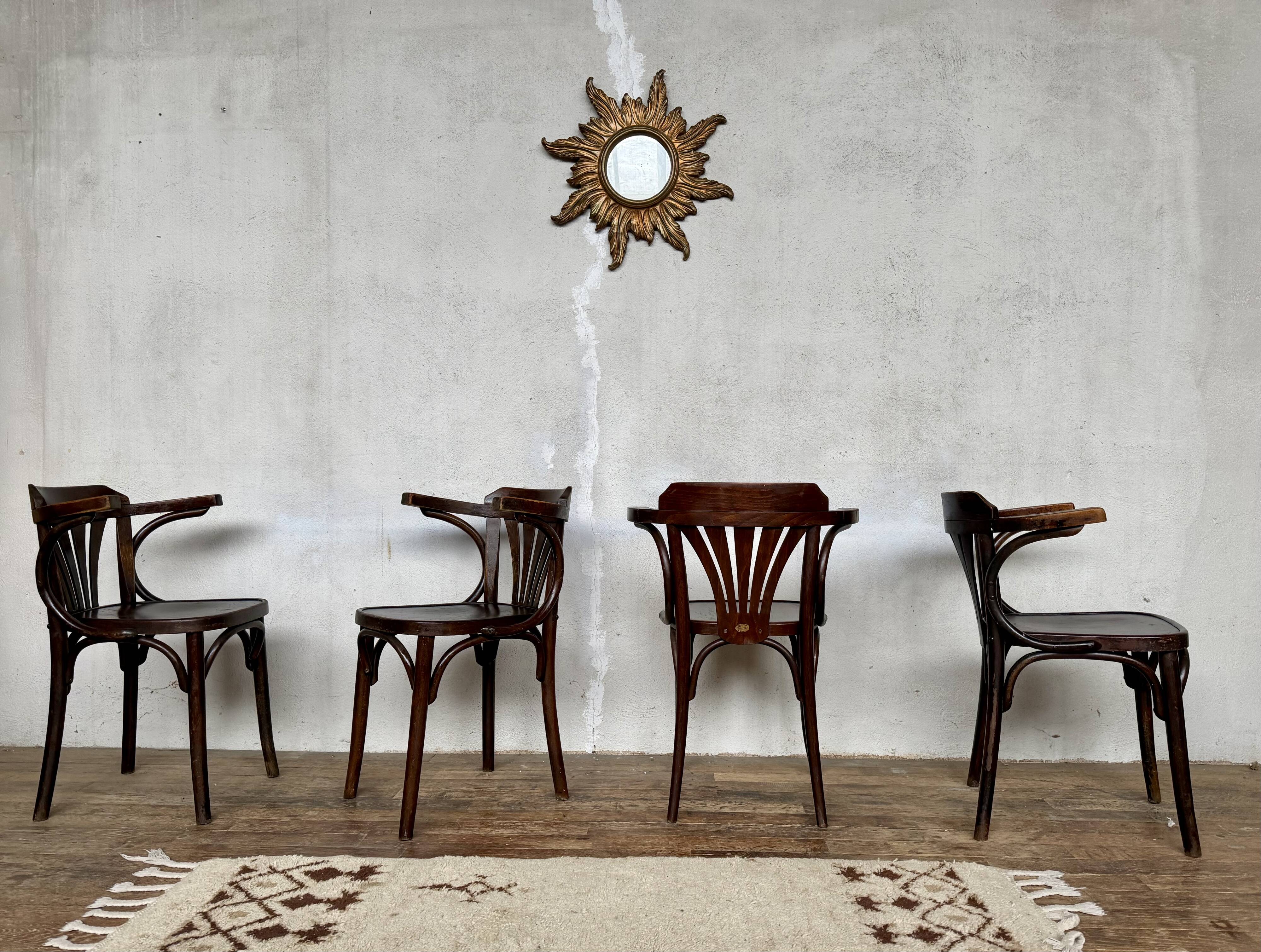 ✨ Set of 4 vintage curved wood armchairs – Timeless elegance
