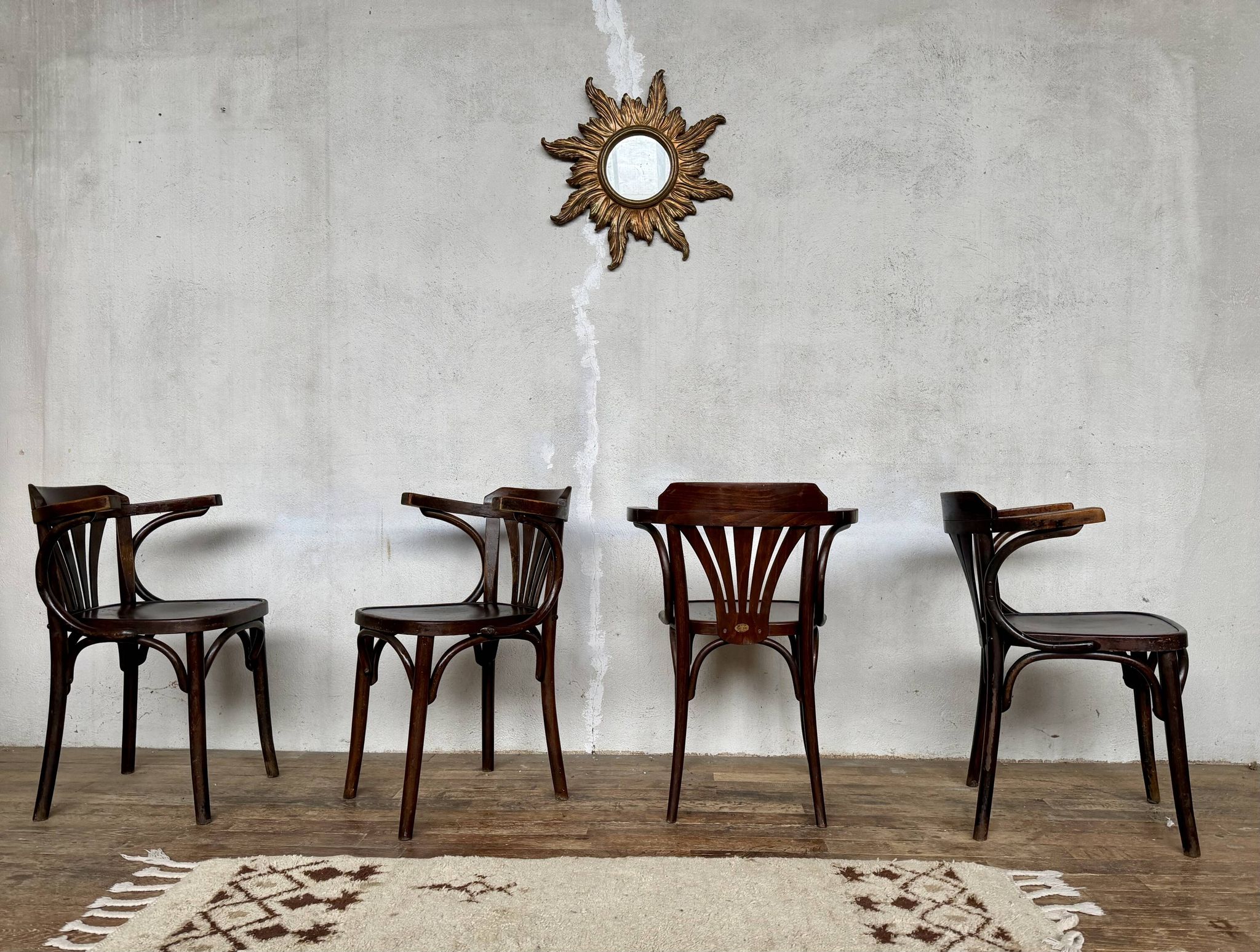 Série de 4 fauteuils vintage en bois courbé – Élégance intemporelle