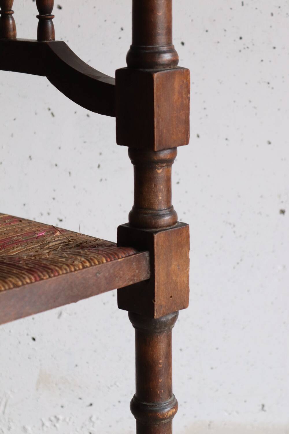 Antique corner chair "fireplace corner" in turned wood and straw.