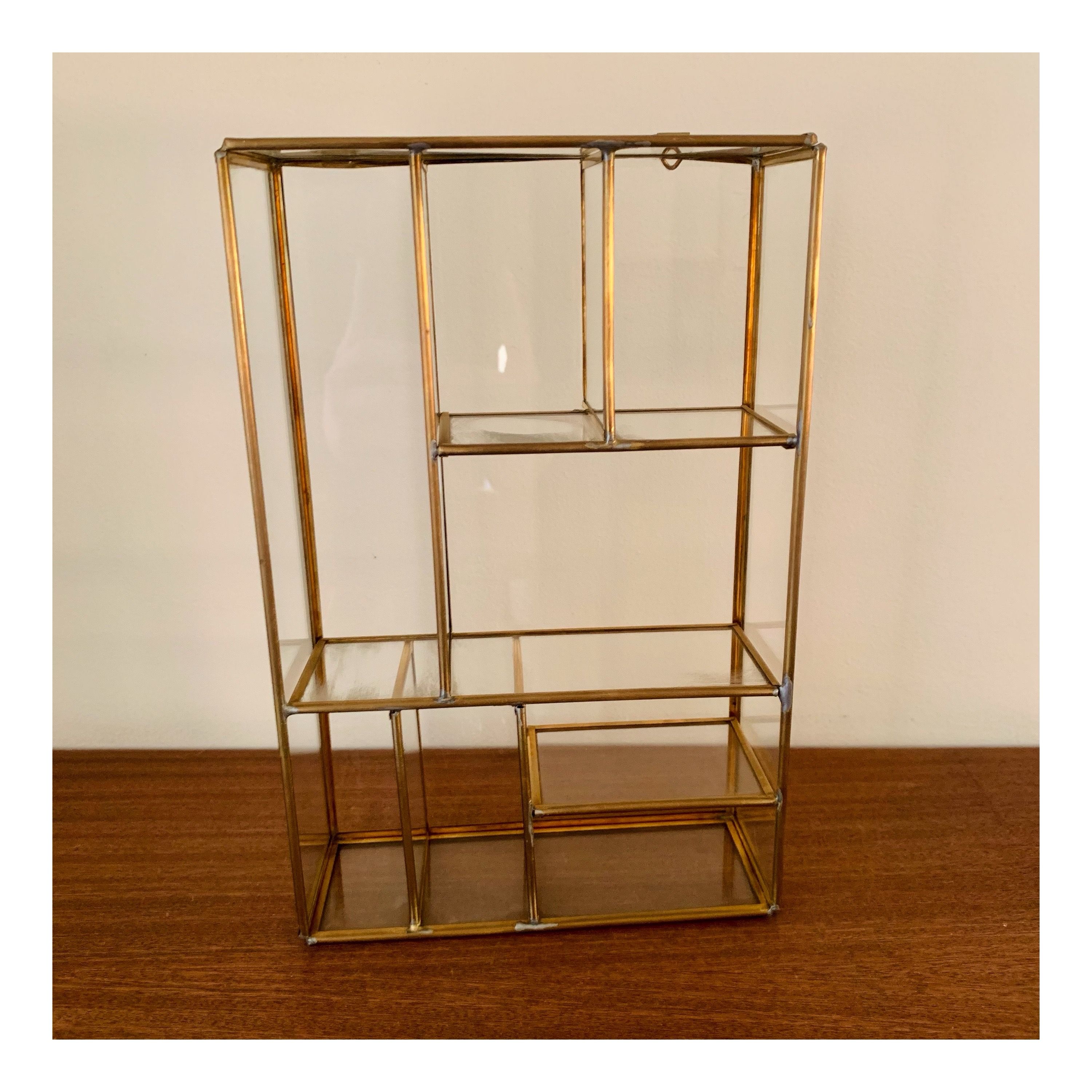 Vitrine a miniature en verre et métal doré