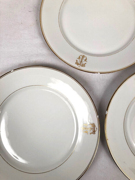 Ensemble de dix assiettes chiffrées 1910, Porcelaine de Limoges, Coiffe Jeune