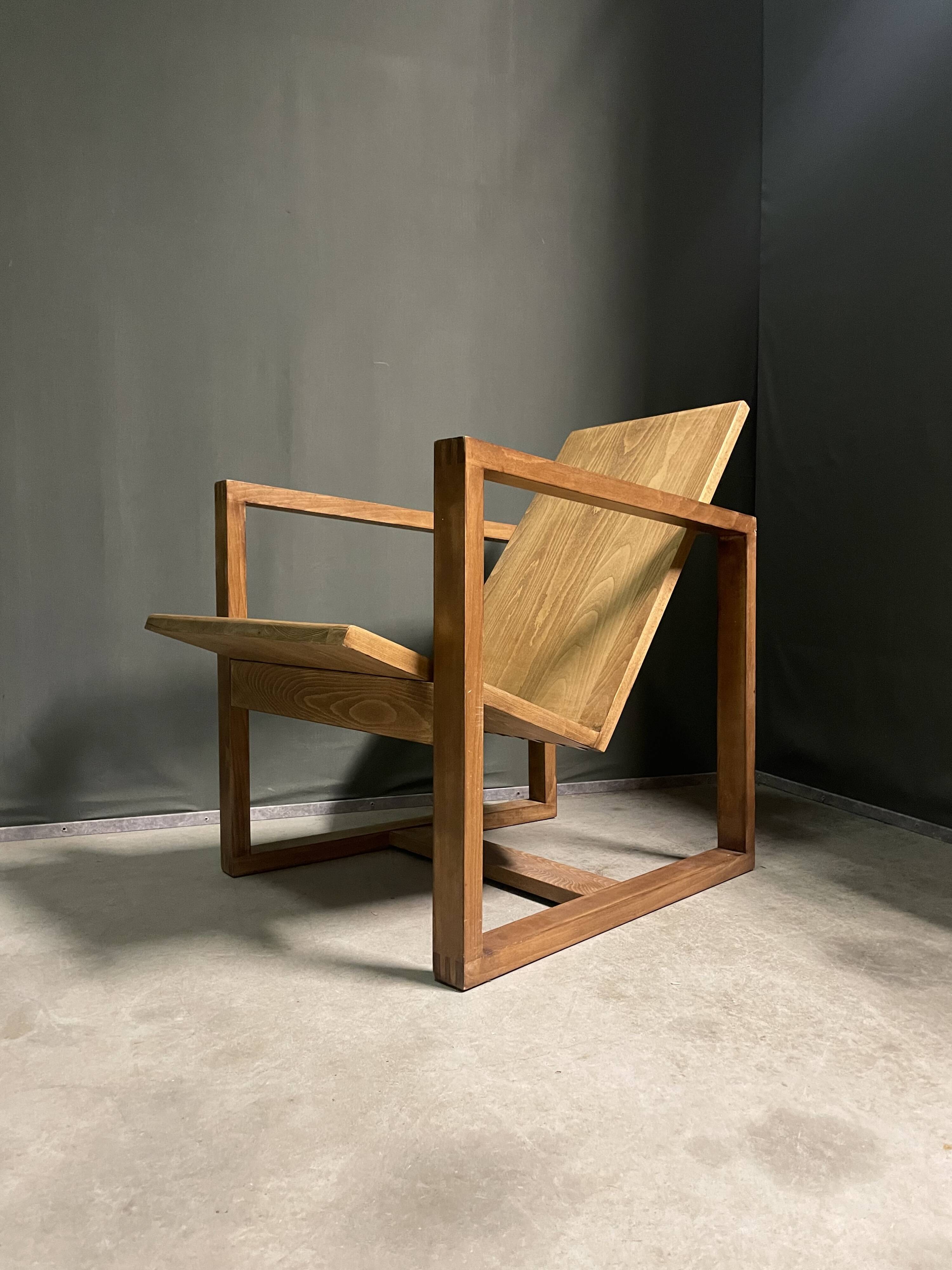 Fauteuil en bois moderniste
