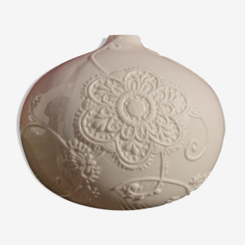 Vase boule soliflore blanc, motifs en relief