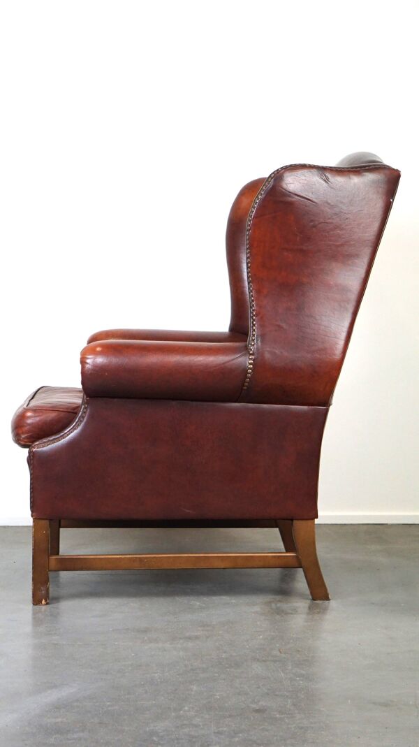 Grand fauteuil à oreilles confortable en cuir de mouton en bon état et belles couleurs