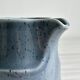 Petit pot à lait en céramique bleu et beige