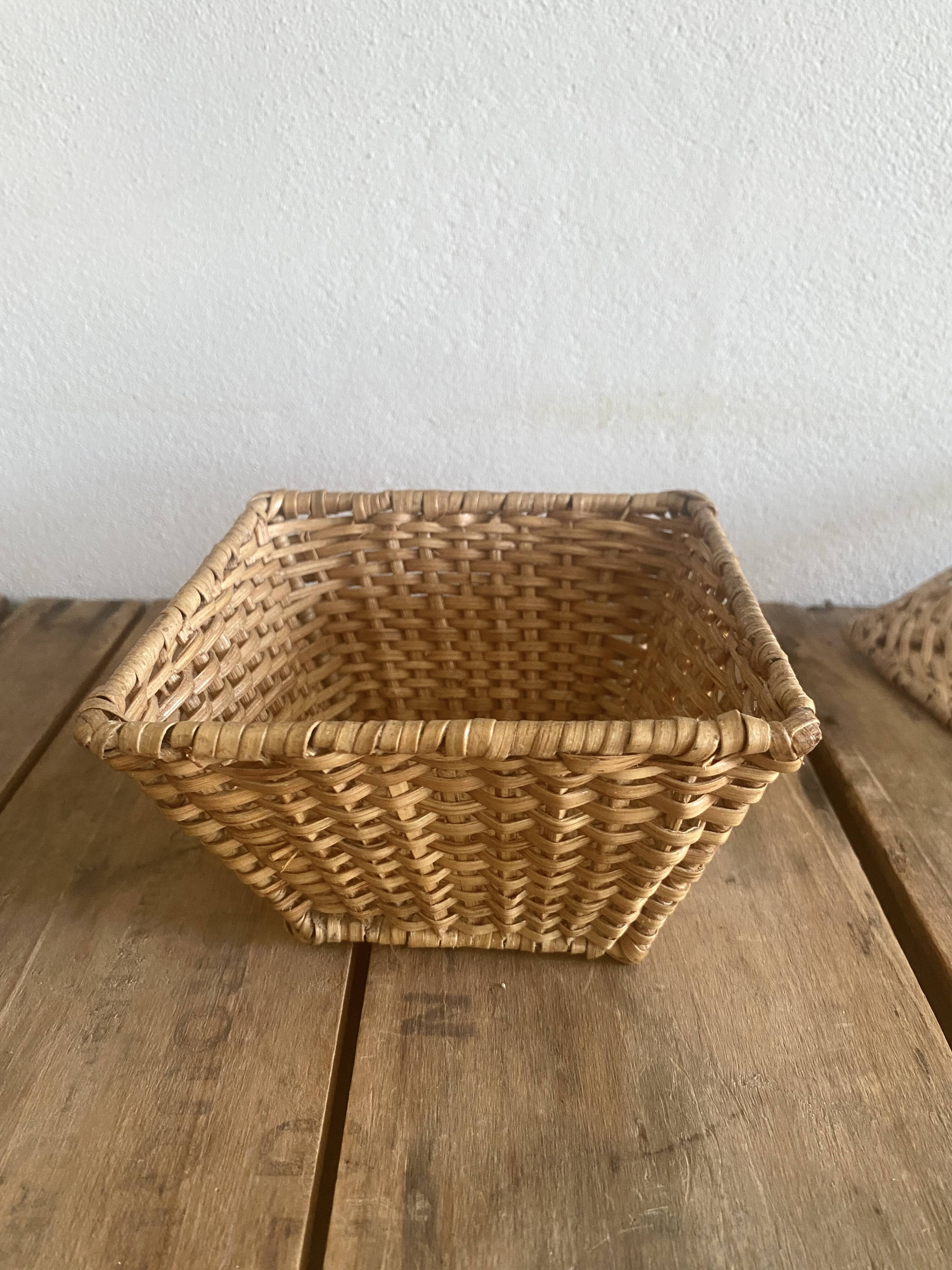 Straw box with lid