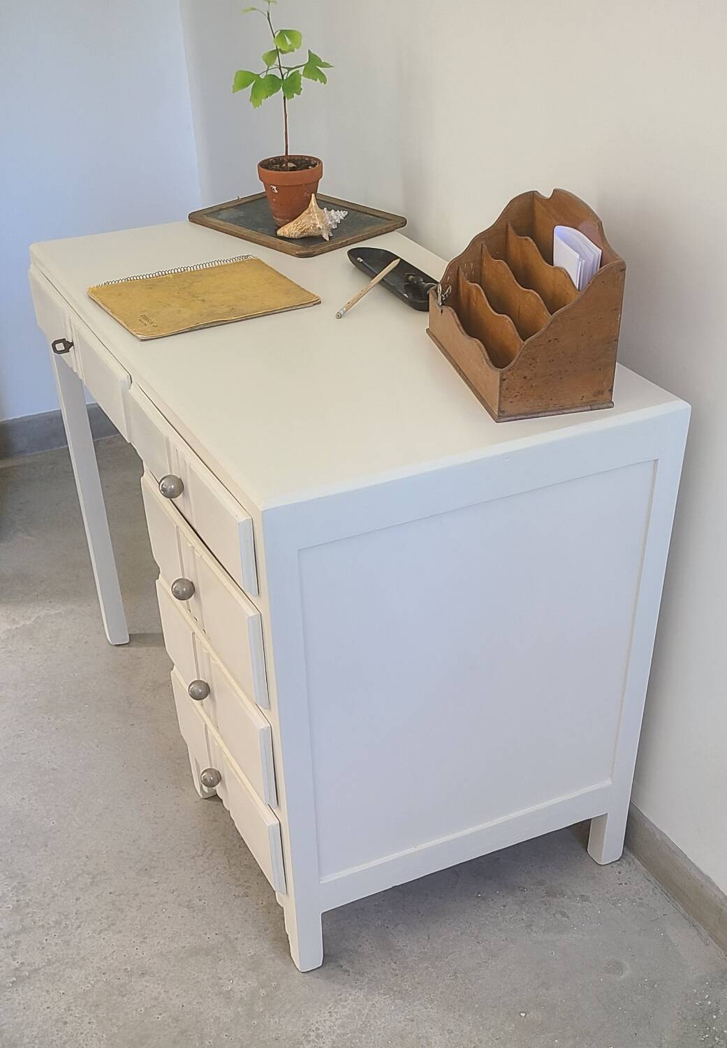 Bureau ancien Art Déco blanc bois massif boutons boules métal vintage