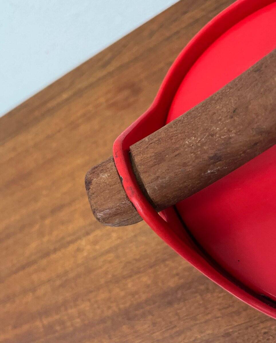 Red enamelled cast iron pot in mid-century style with teak handle by Timo Sarpaneva for Rosenlew of Finland, 1960s.