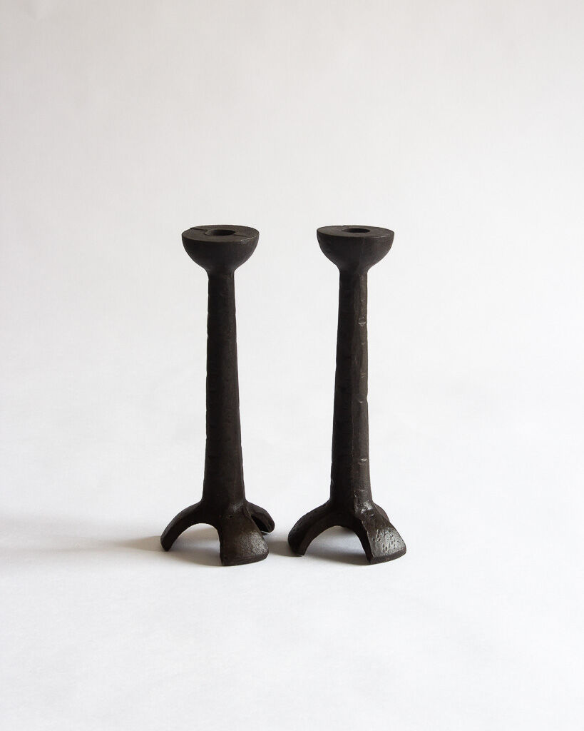 Paire de bougeoirs en fonte de fer moulée tripodes⎮MidCentury