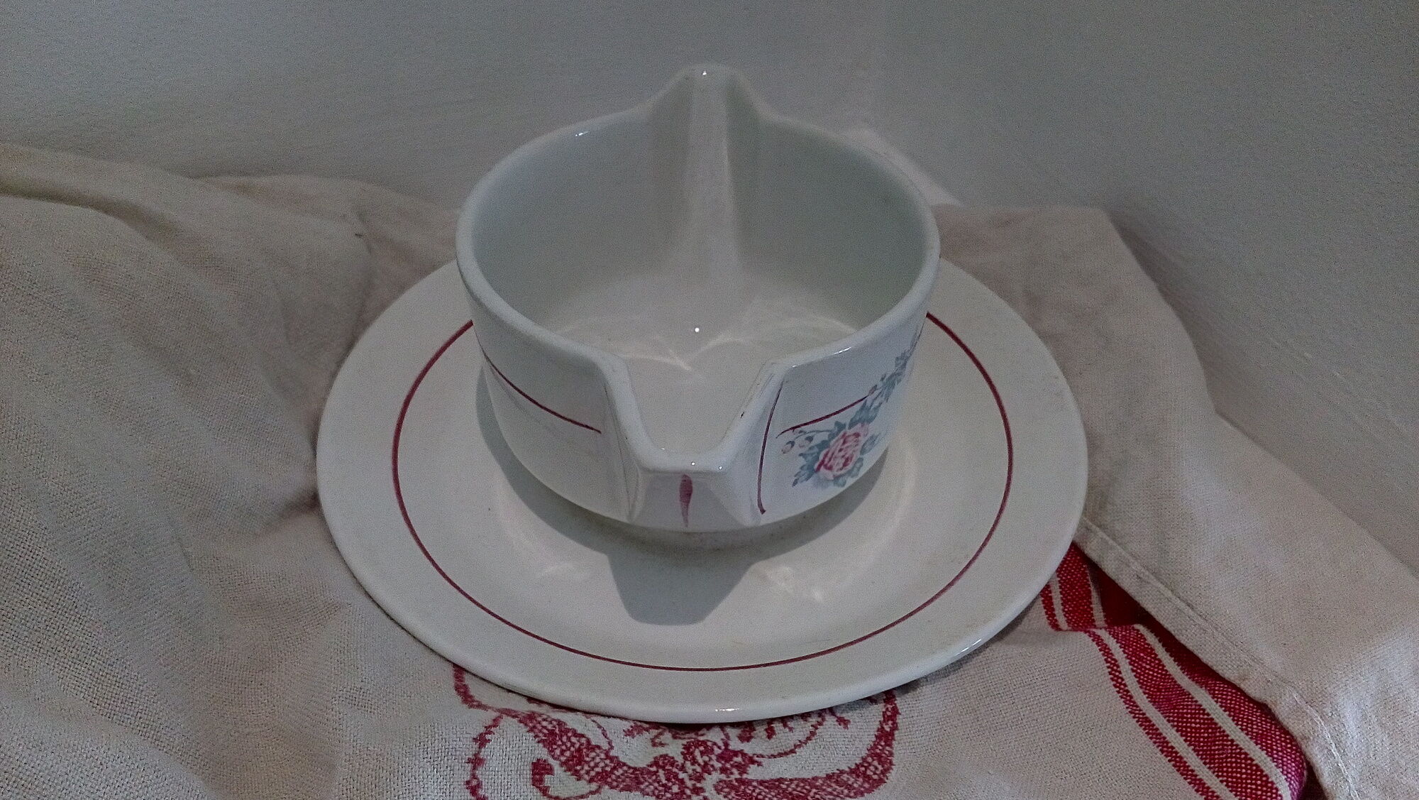 Saucière en faïence de St-Amand