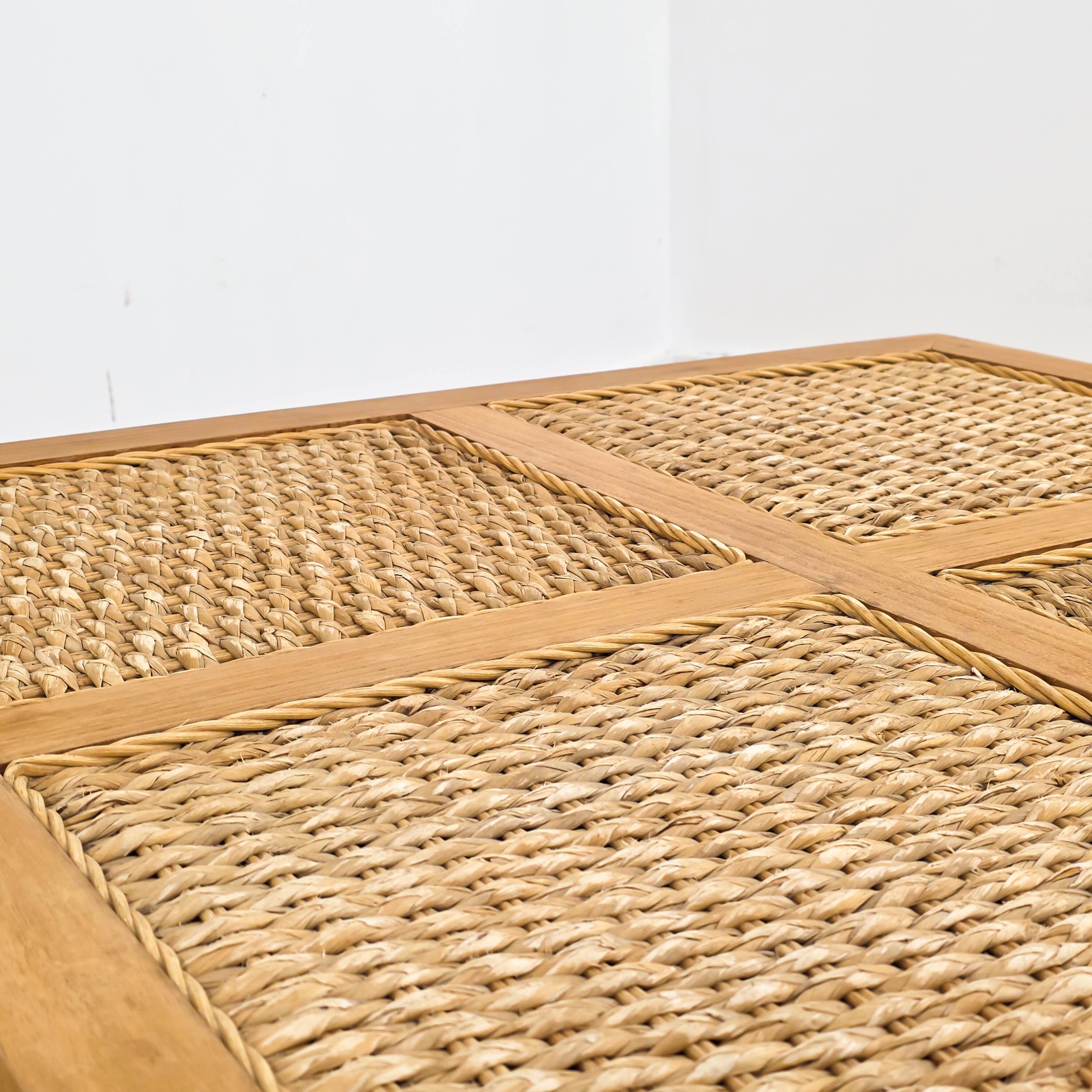 Table basse carrée en bois massif et cannage